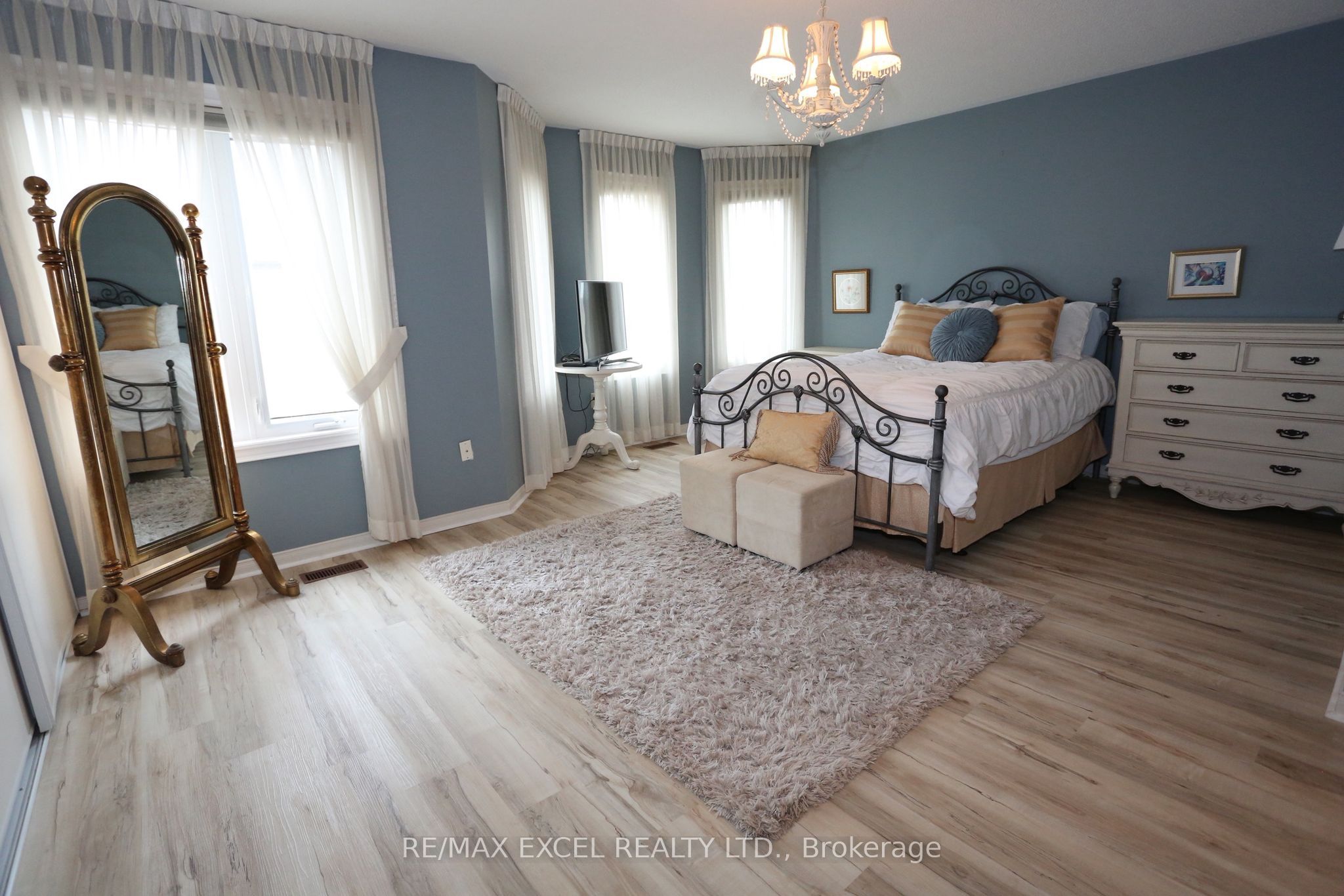 735 New Westminster Drive 37 Property Photo 11