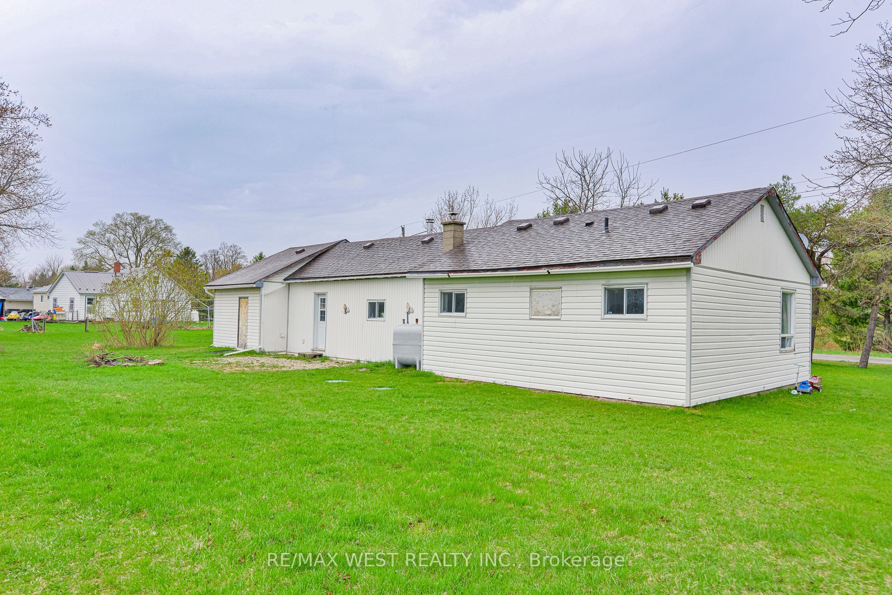 8855 Webster Road Property Photo 8