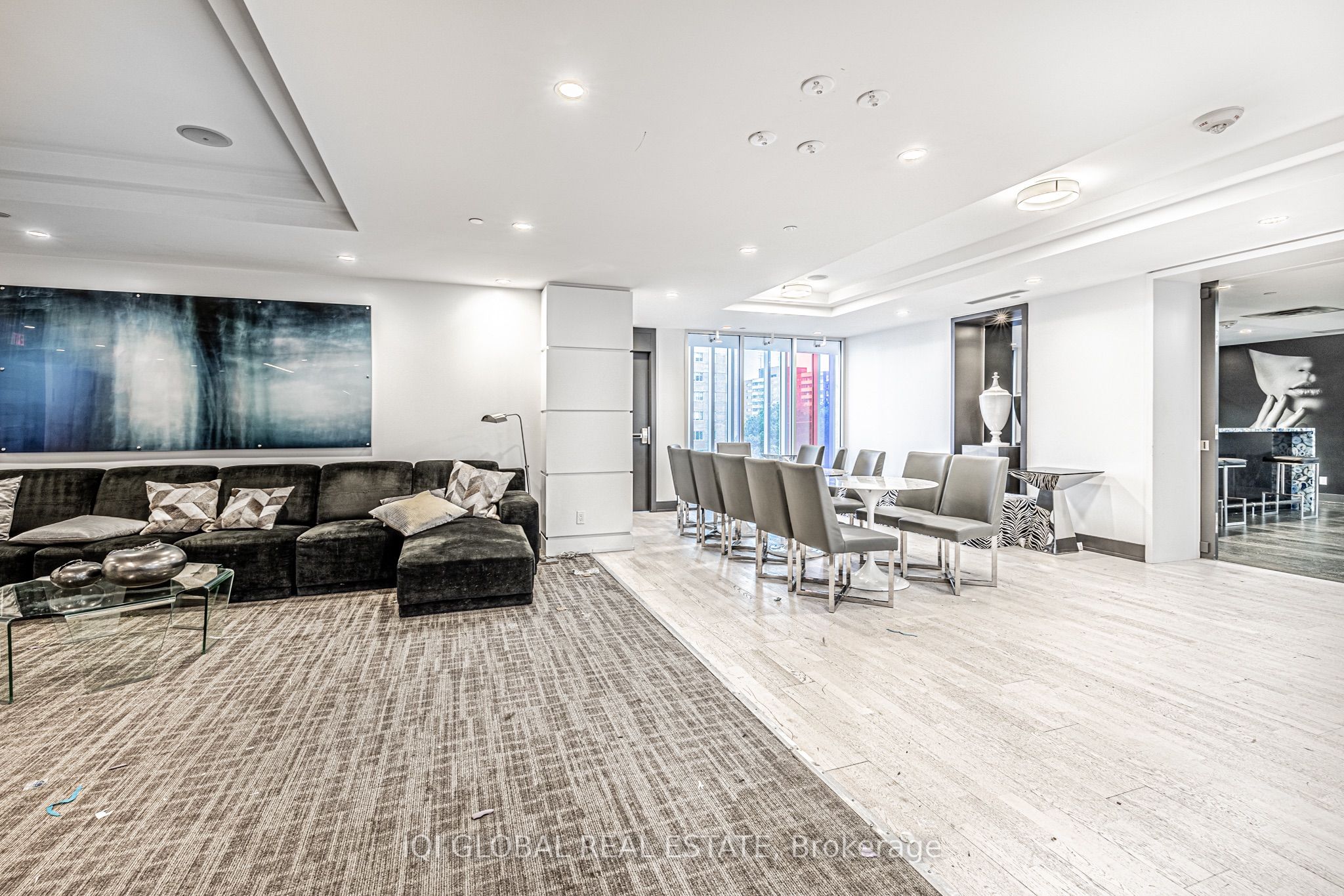 #301 - 9471 Yonge Street Property Photo 32