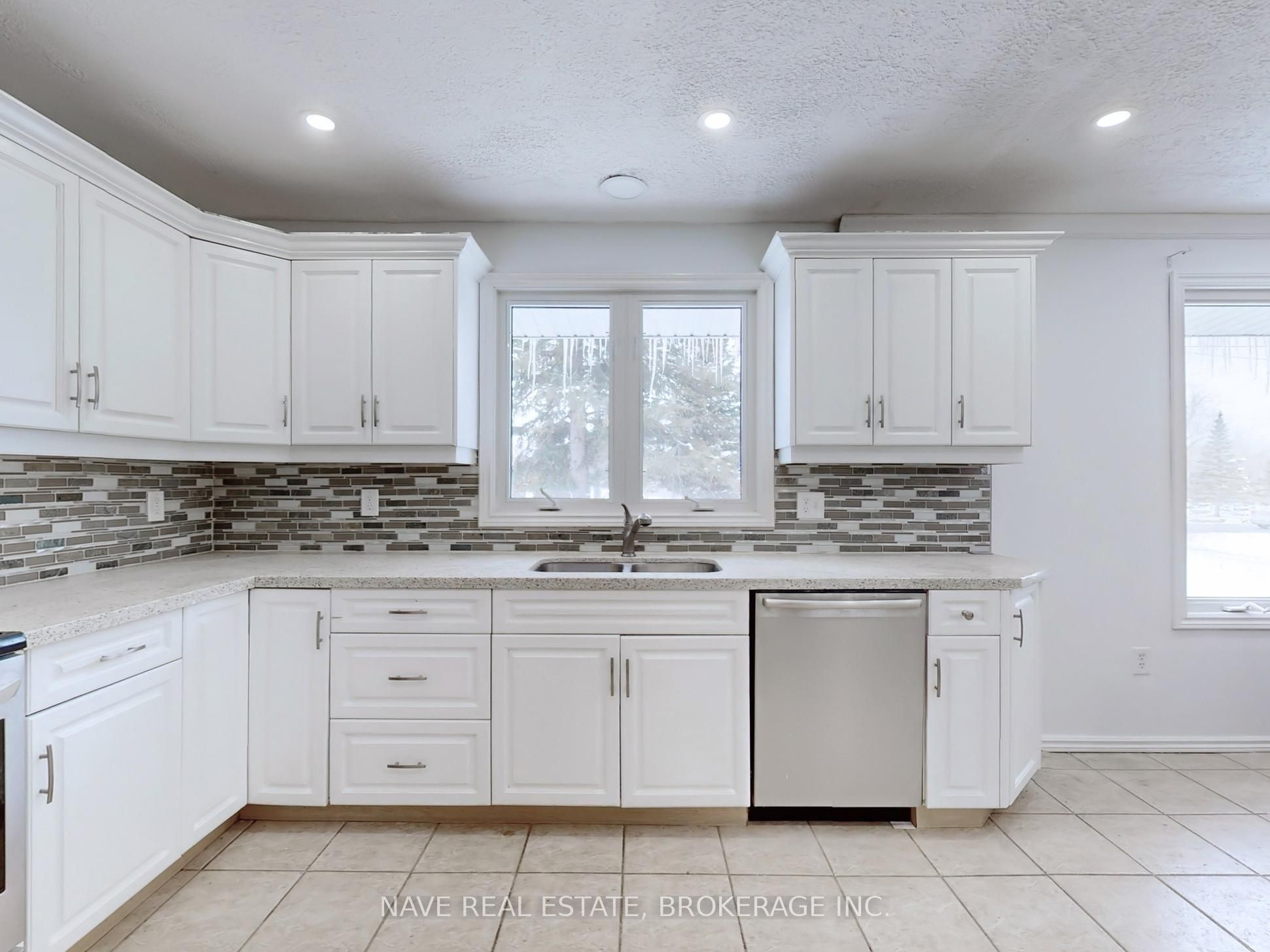 20015 Bathurst Street Property Photo 3