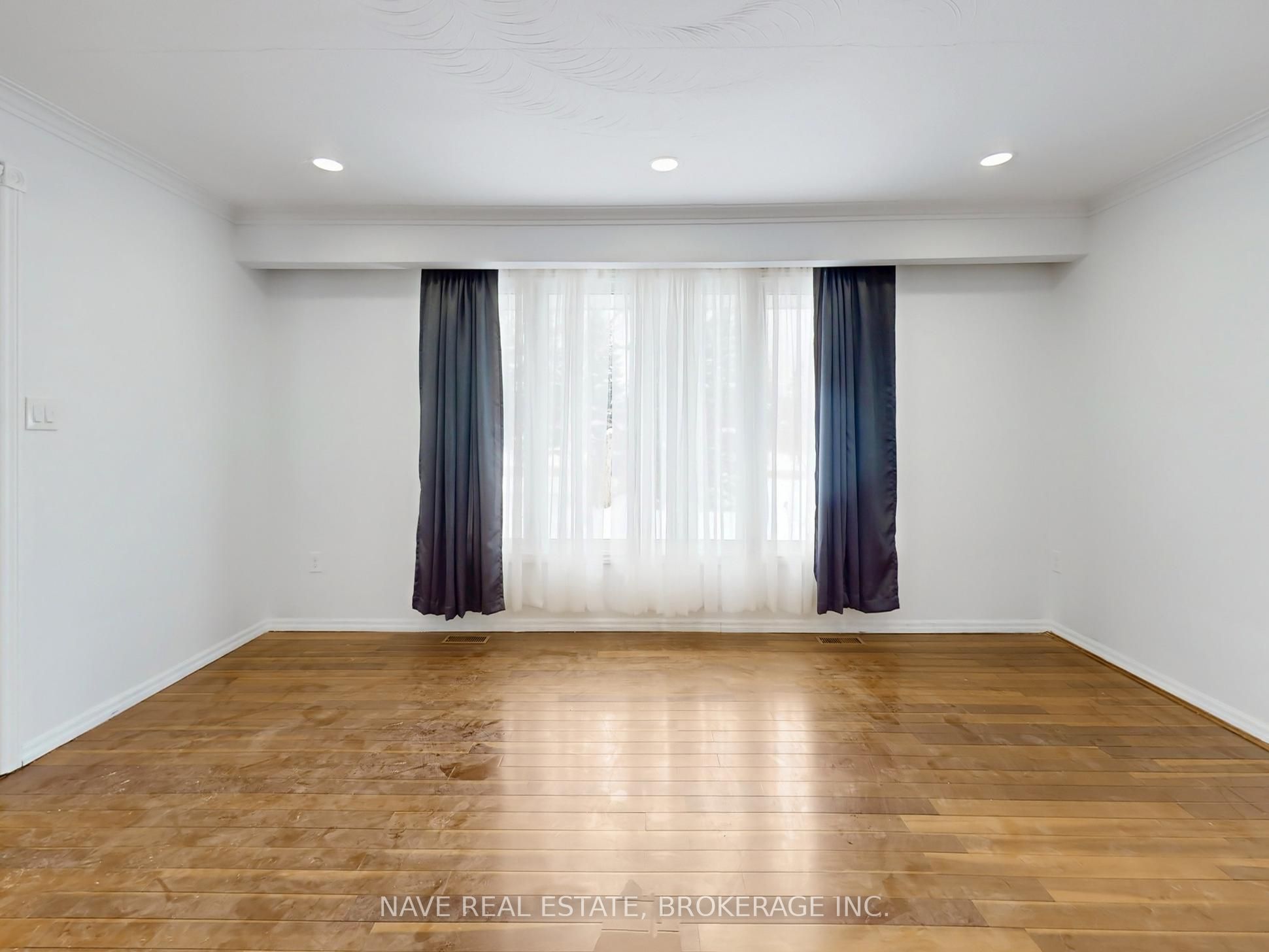 20015 Bathurst Street Property Photo 5