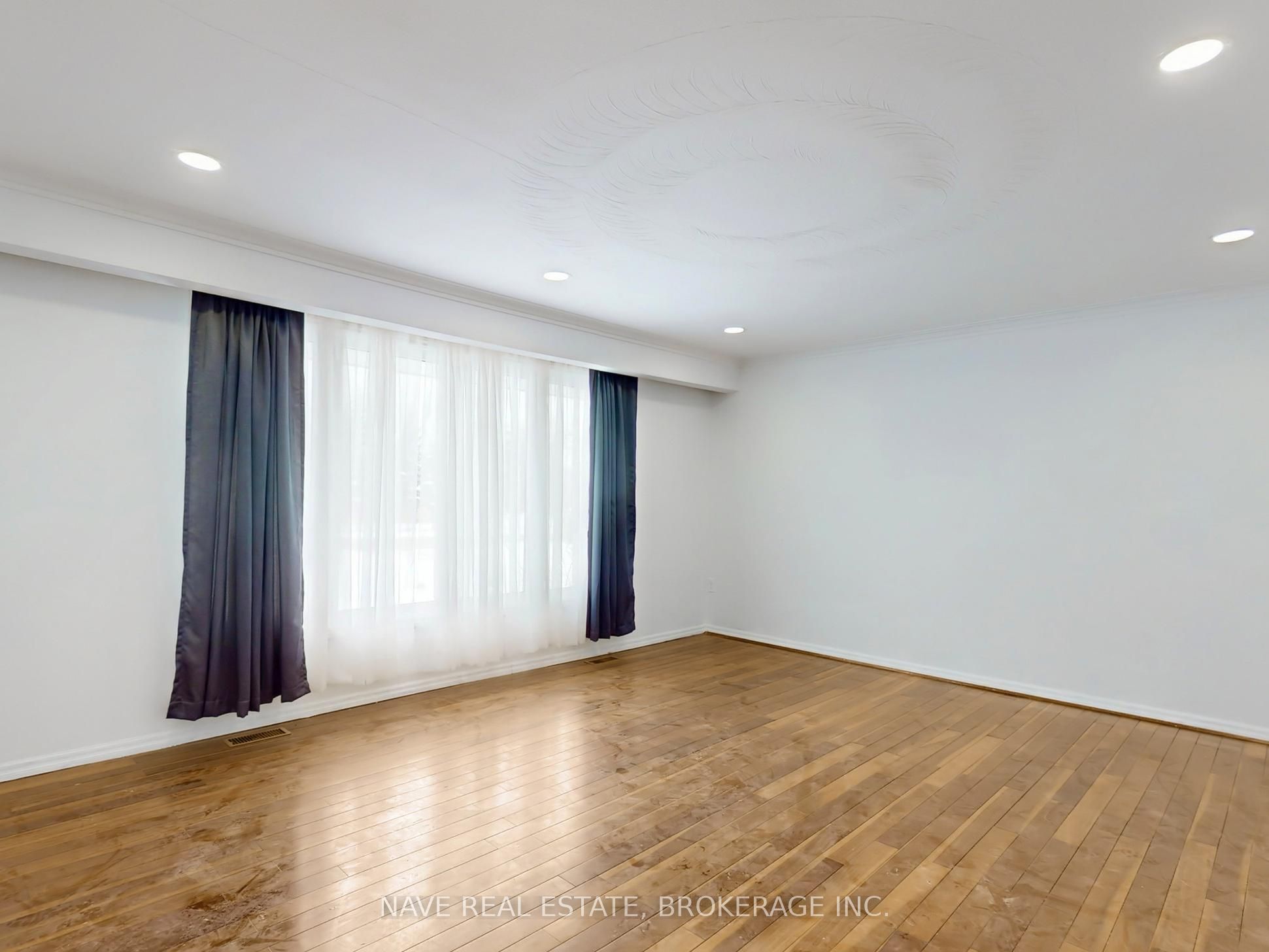 20015 Bathurst Street Property Photo 7