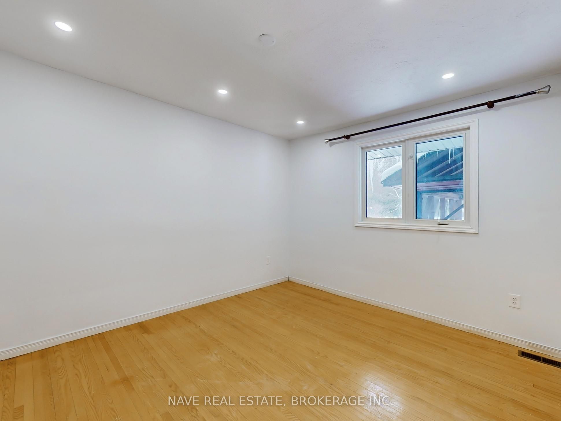 20015 Bathurst Street Property Photo 12