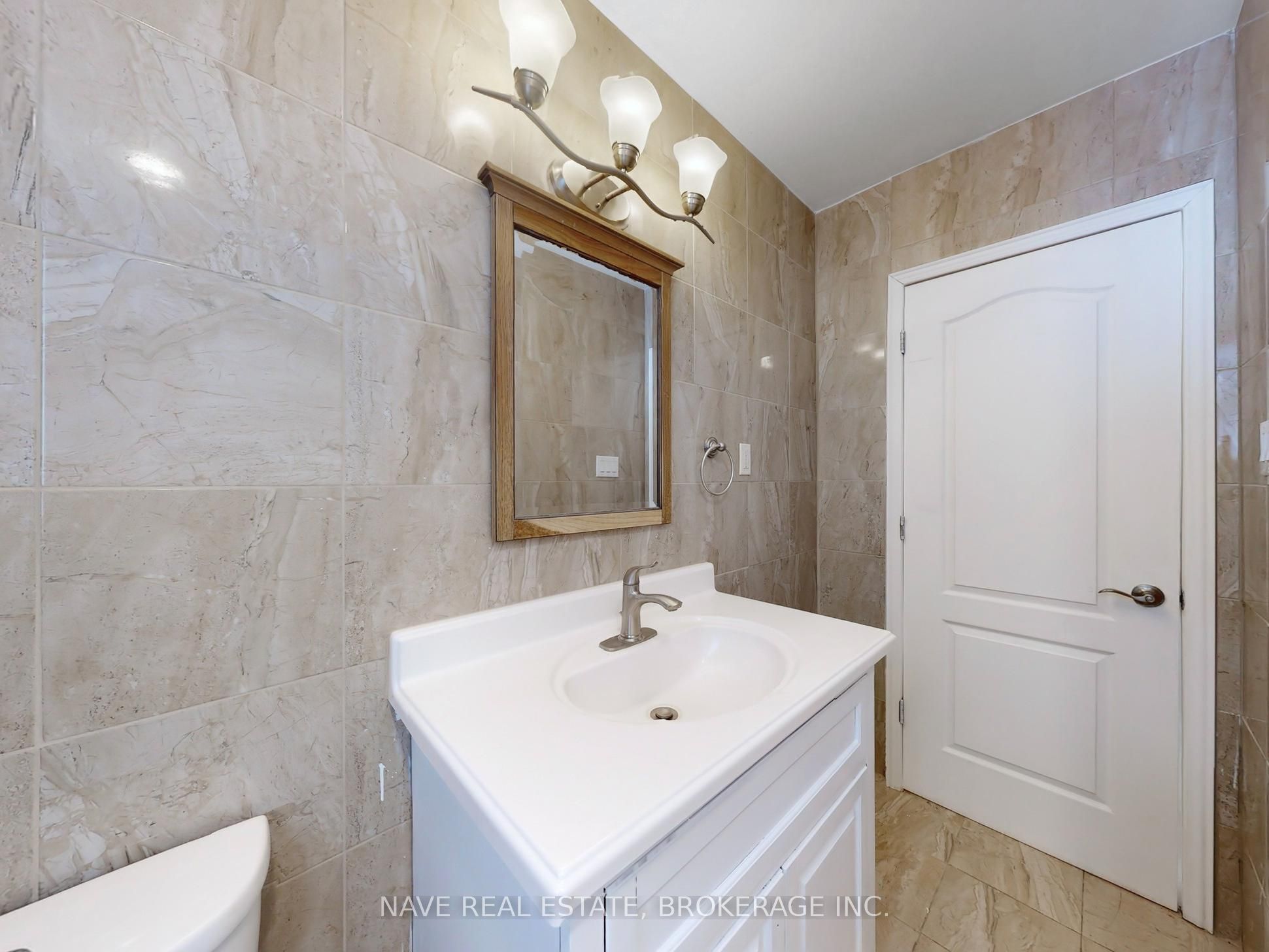 20015 Bathurst Street Property Photo 19