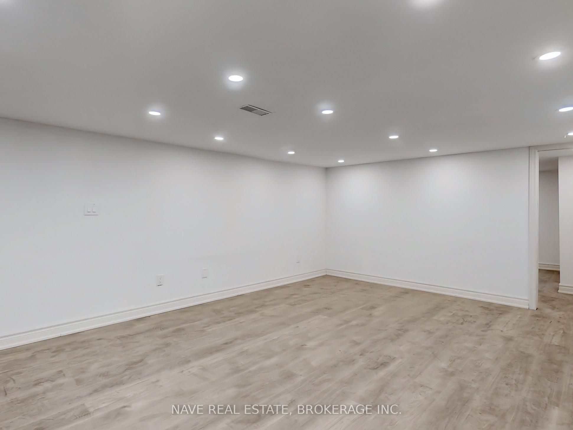 20015 Bathurst Street Property Photo 31