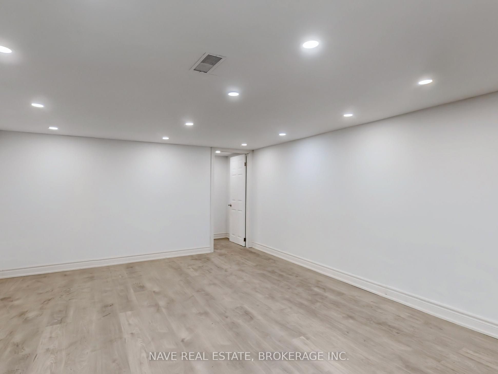 20015 Bathurst Street Property Photo 32