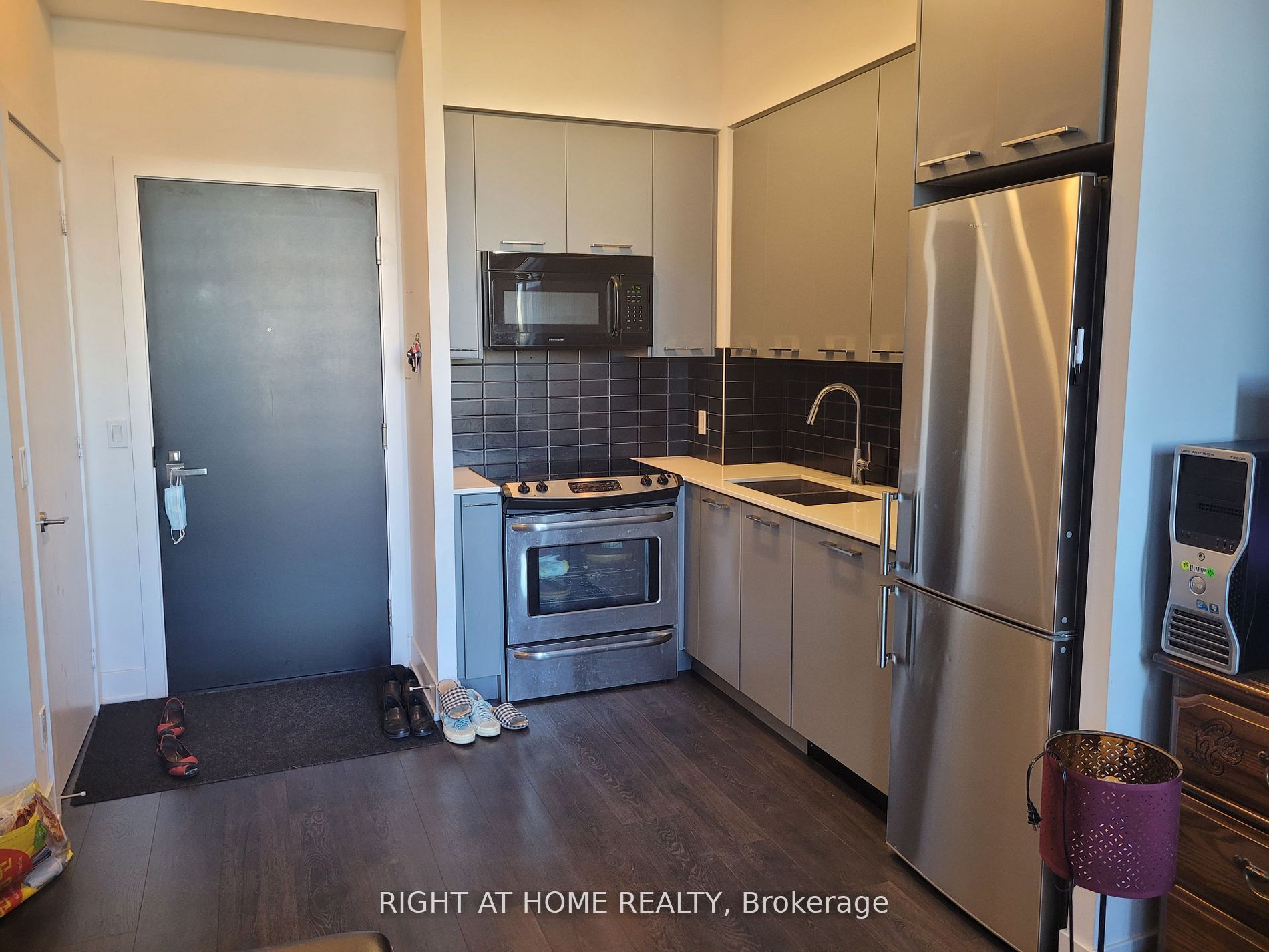 9471 Yonge St Property Photo 2
