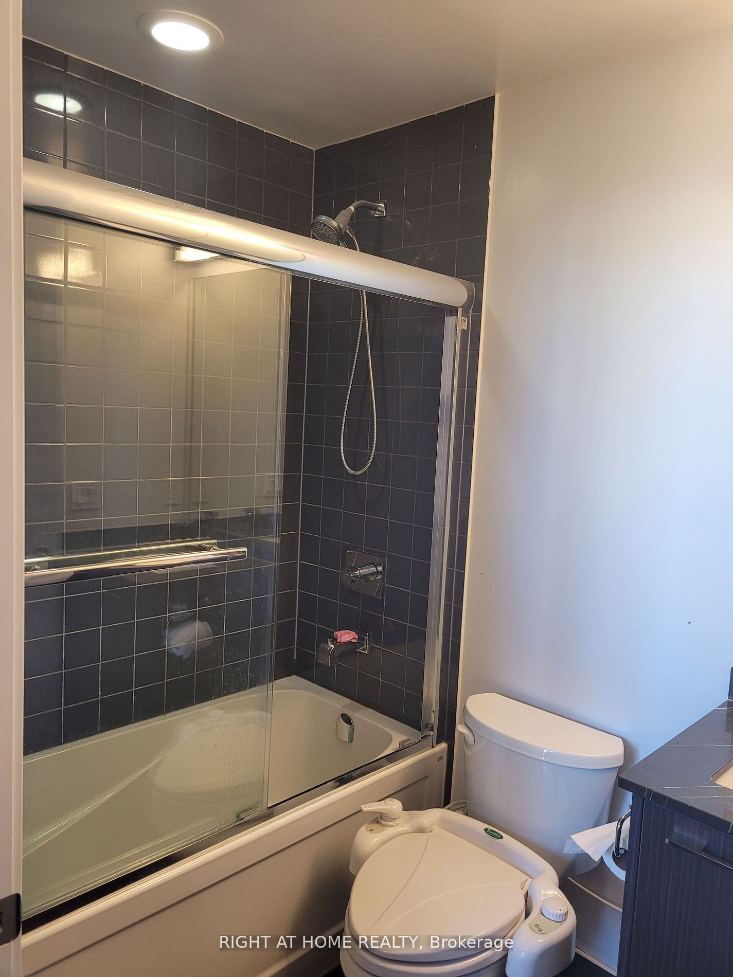 9471 Yonge St Property Photo 4