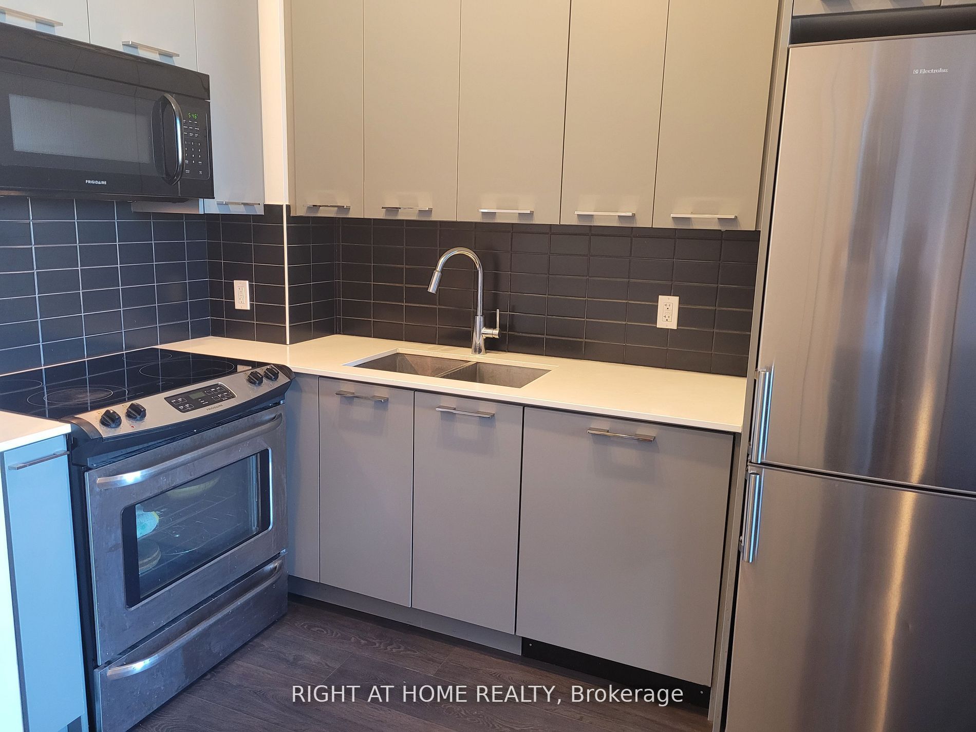9471 Yonge St Property Photo 5