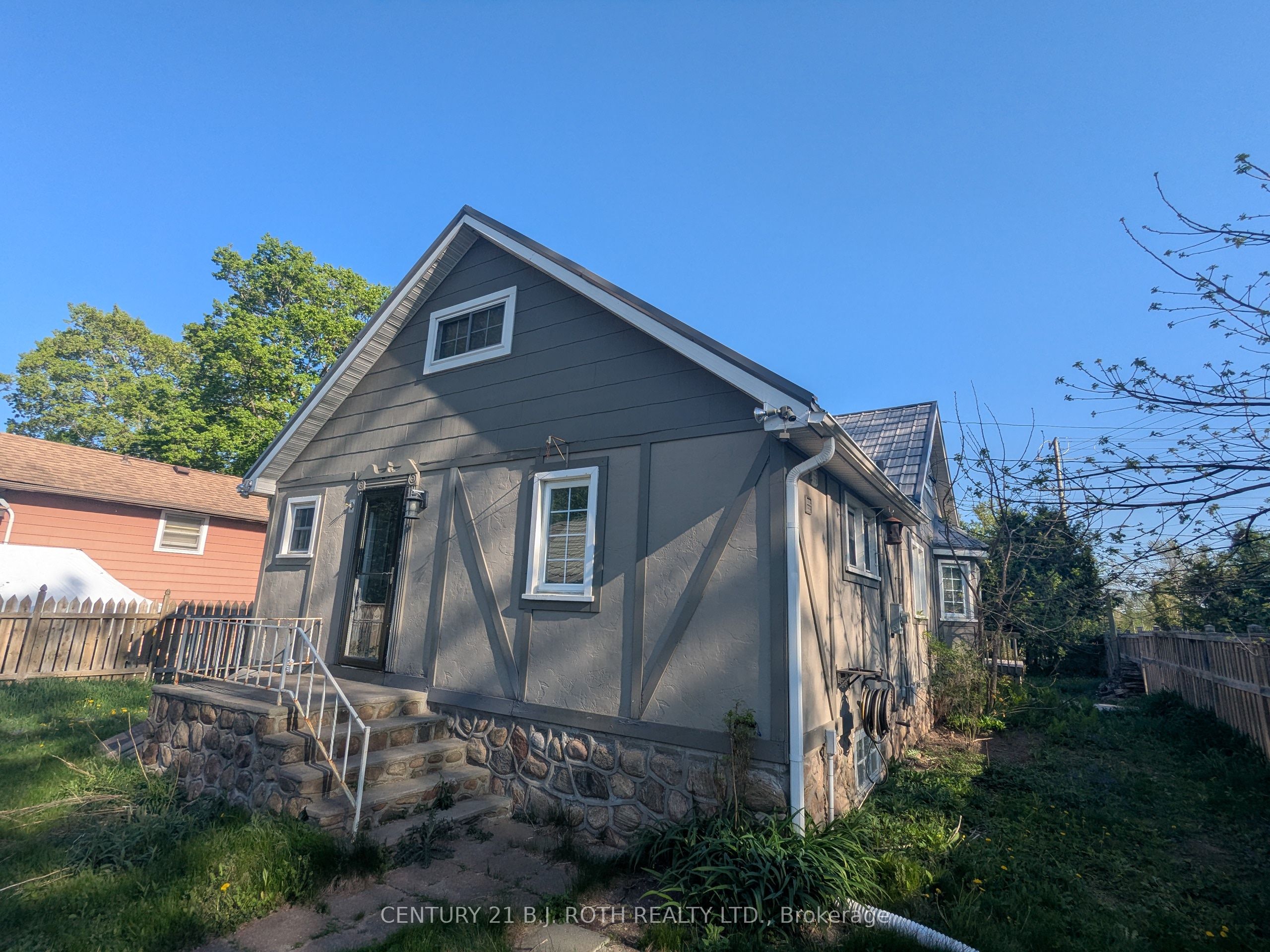 2709 25th Sideroad Property Photo 1