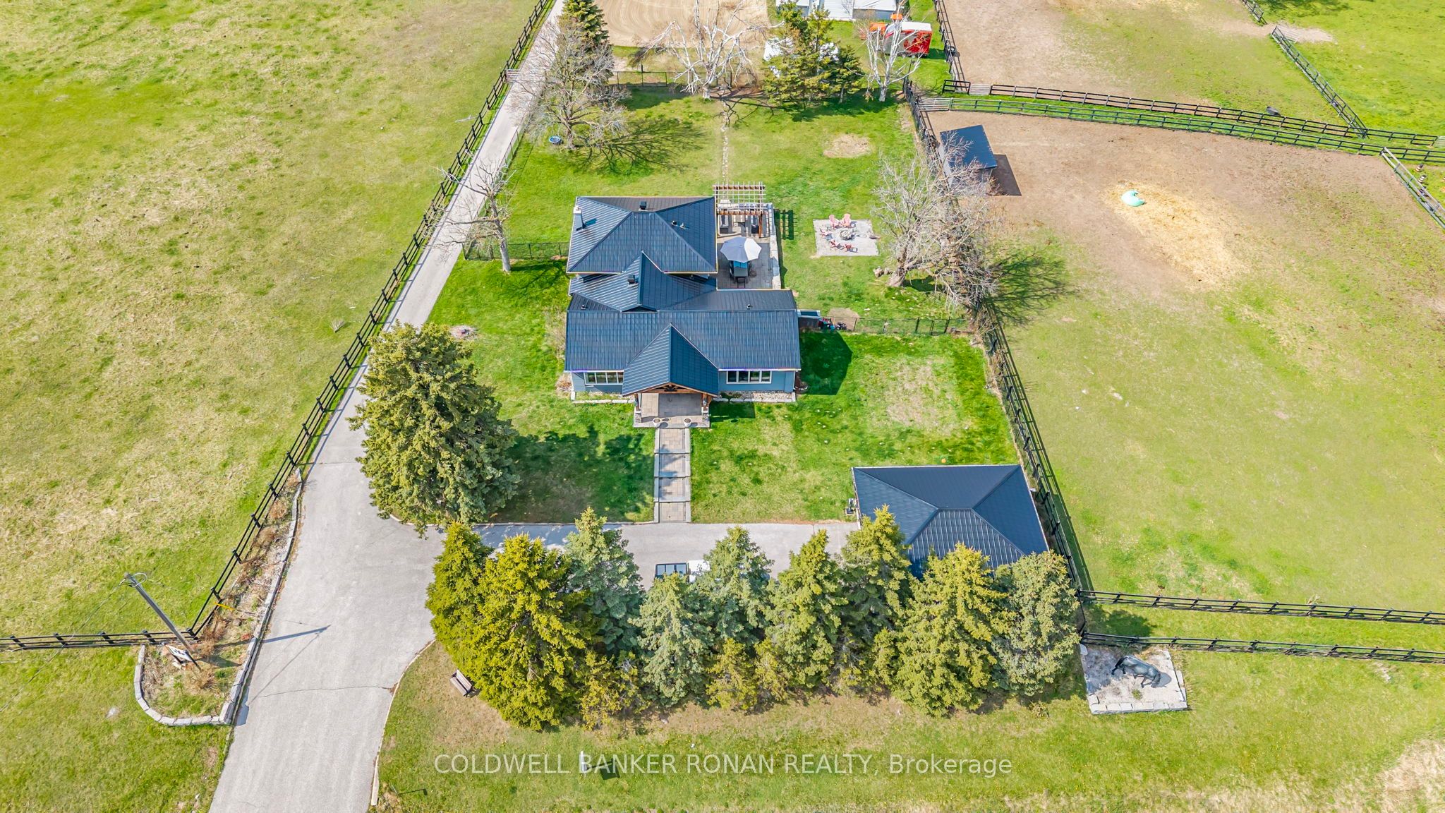 1382 10th Line Property Photo 3