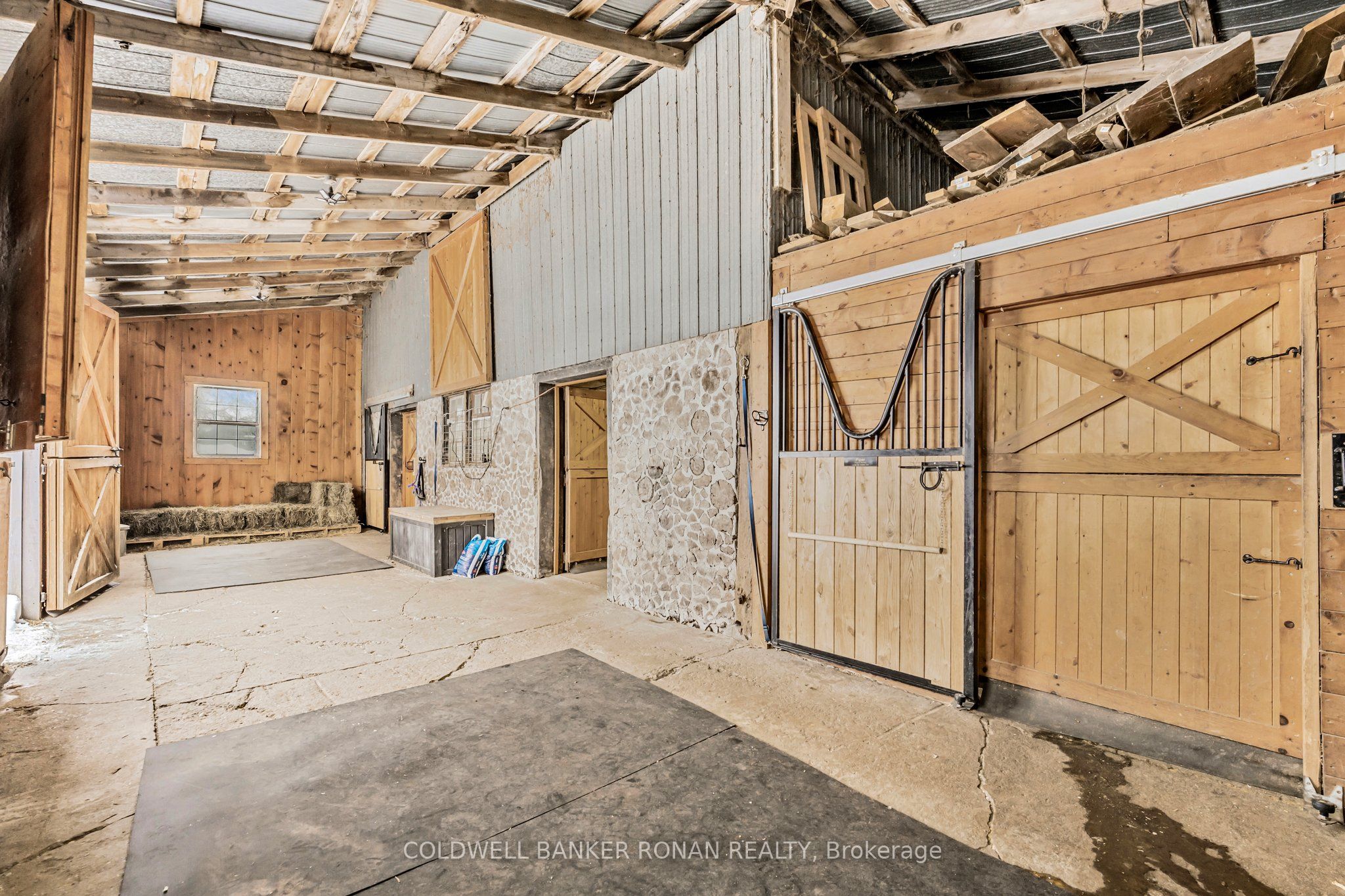 1382 10th Line Property Photo 43