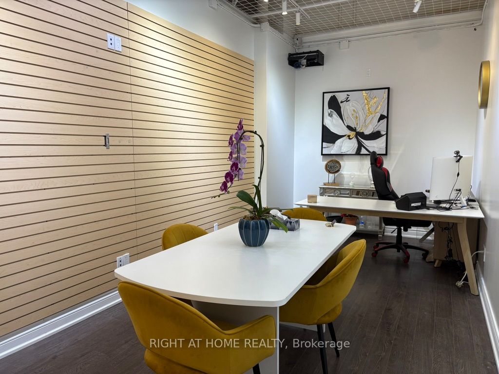 7181 Yonge St Property Photo 1