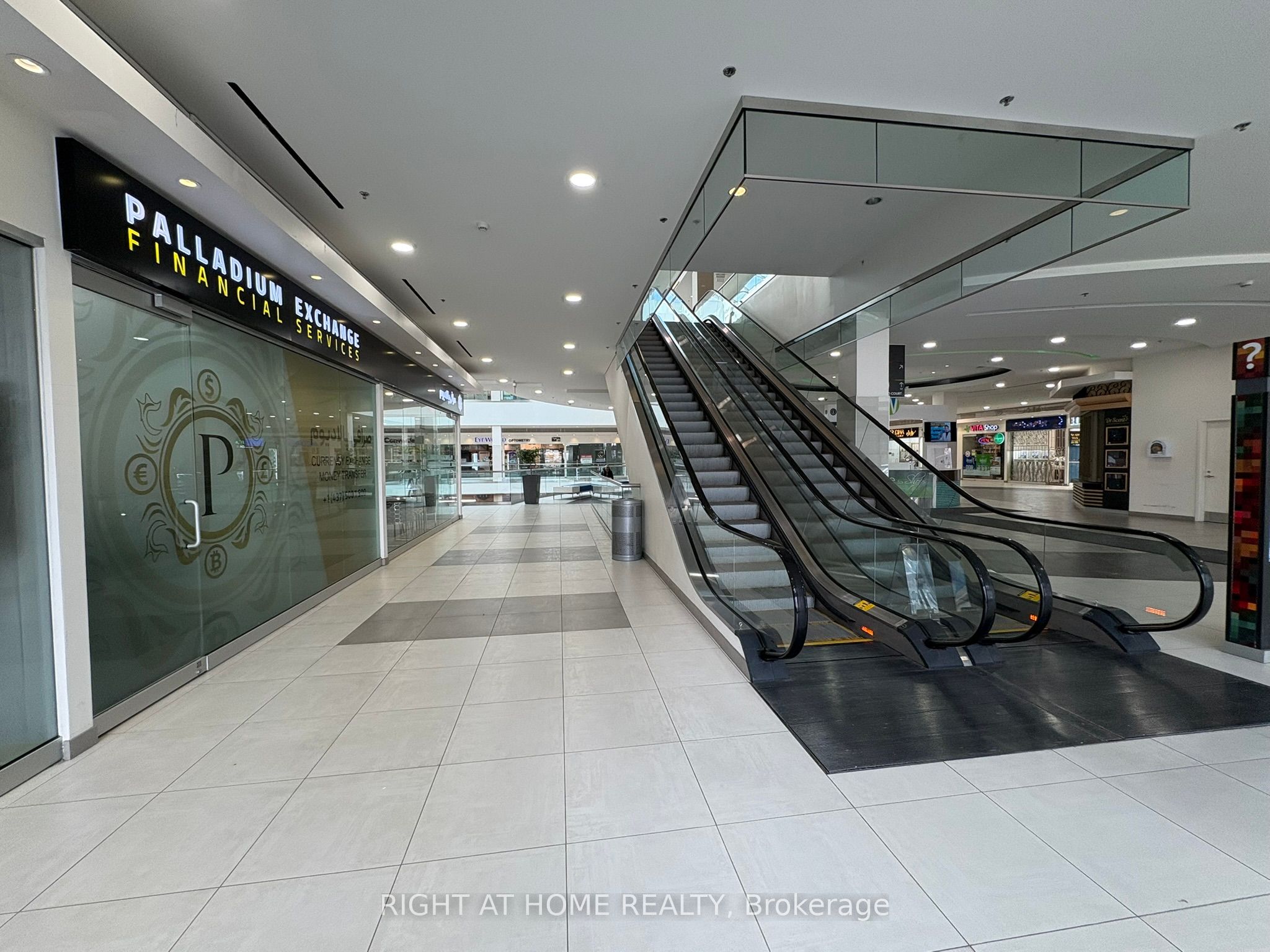 7181 Yonge St Property Photo 7