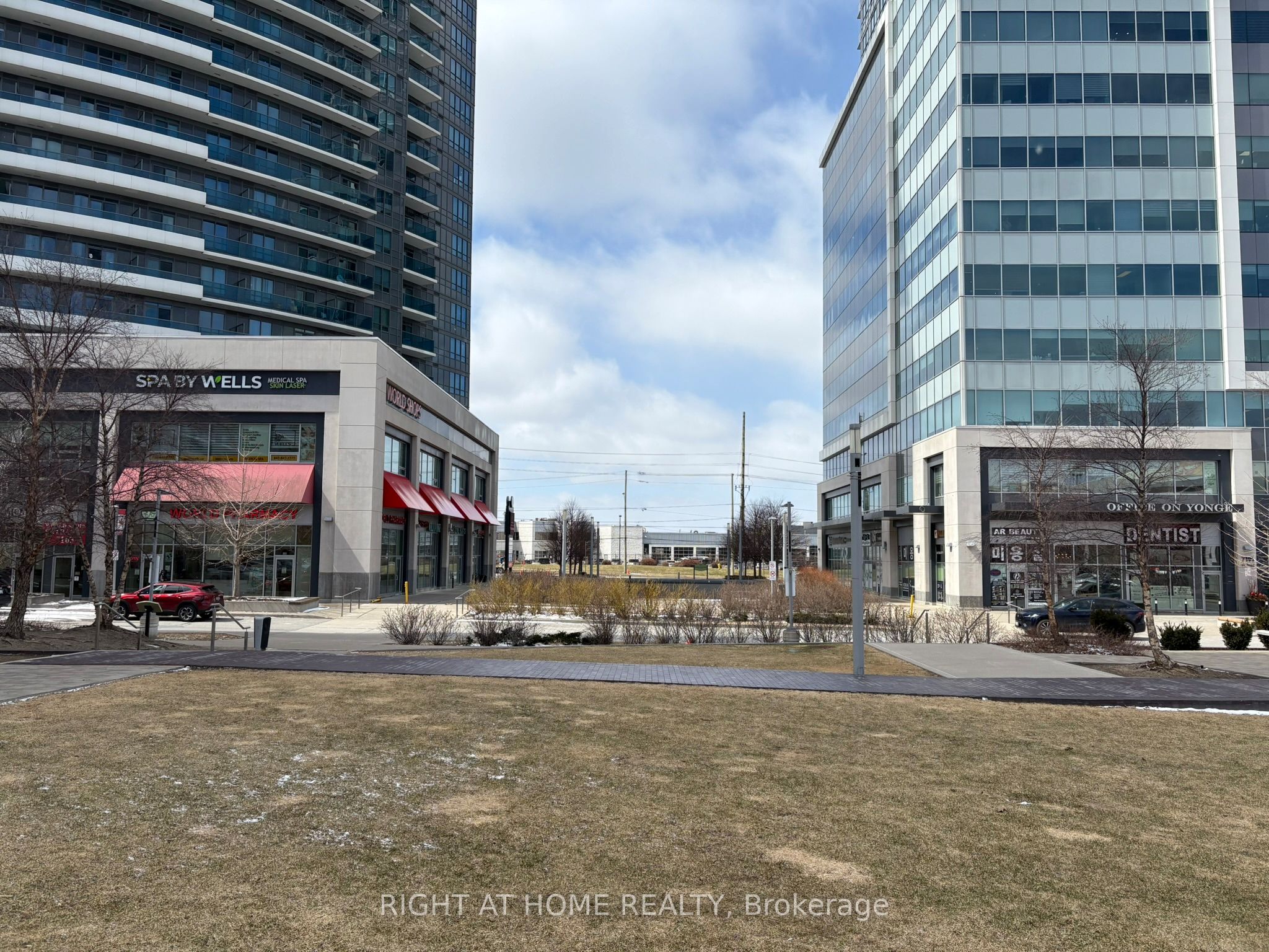 7181 Yonge St Property Photo 9