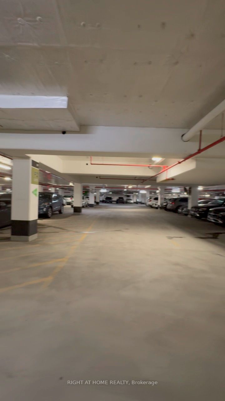 7181 Yonge St Property Photo 10