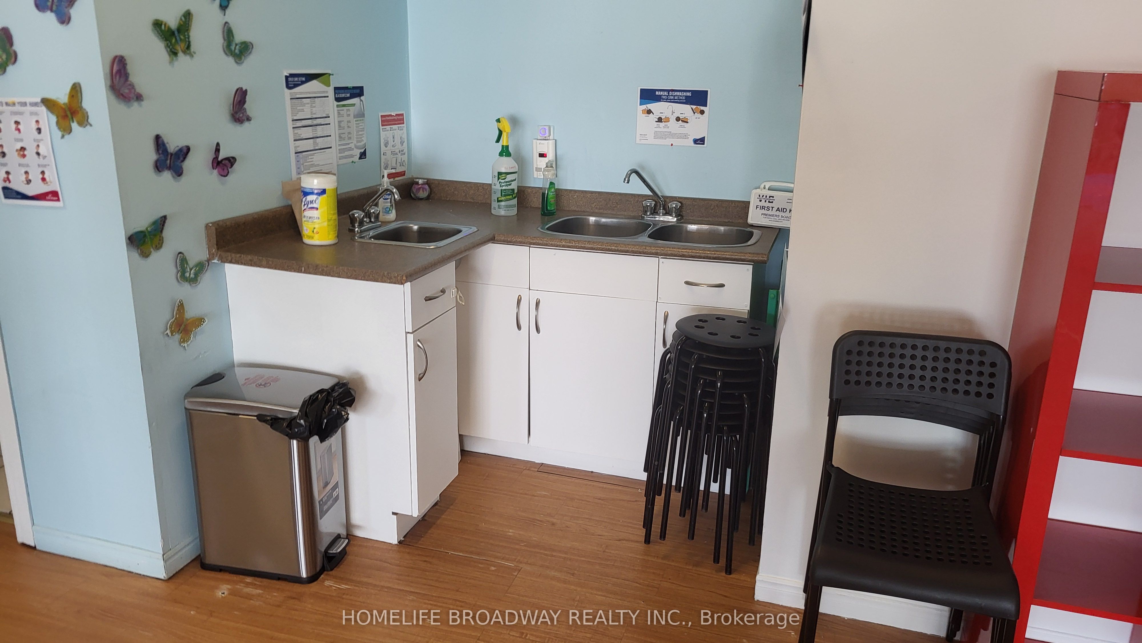 #5a - 672 The Queensway South Property Photo 9