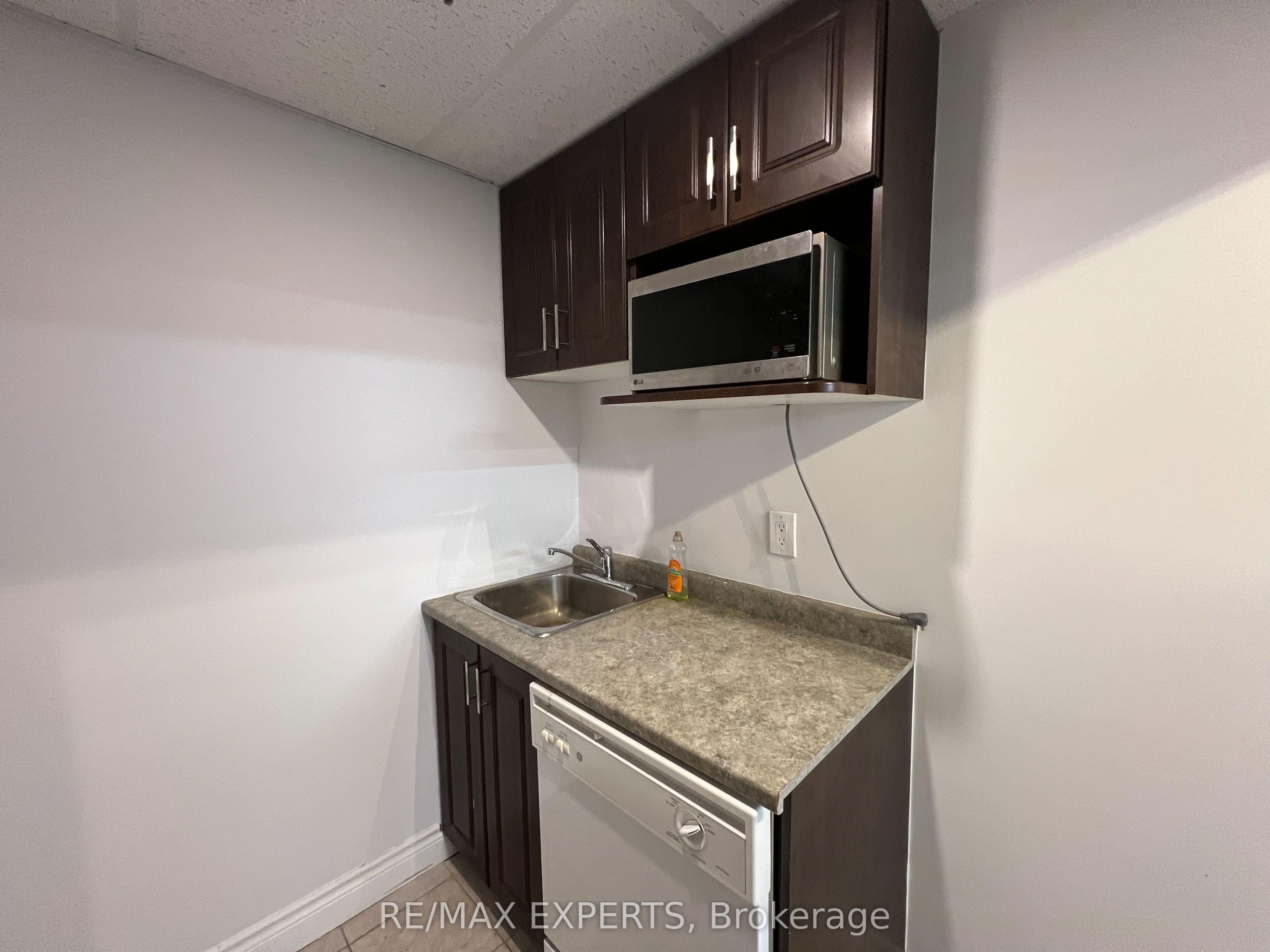 30 Wertheim Ct Property Photo 18