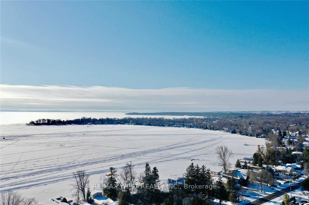 1422 Maple Way Property Photo 4