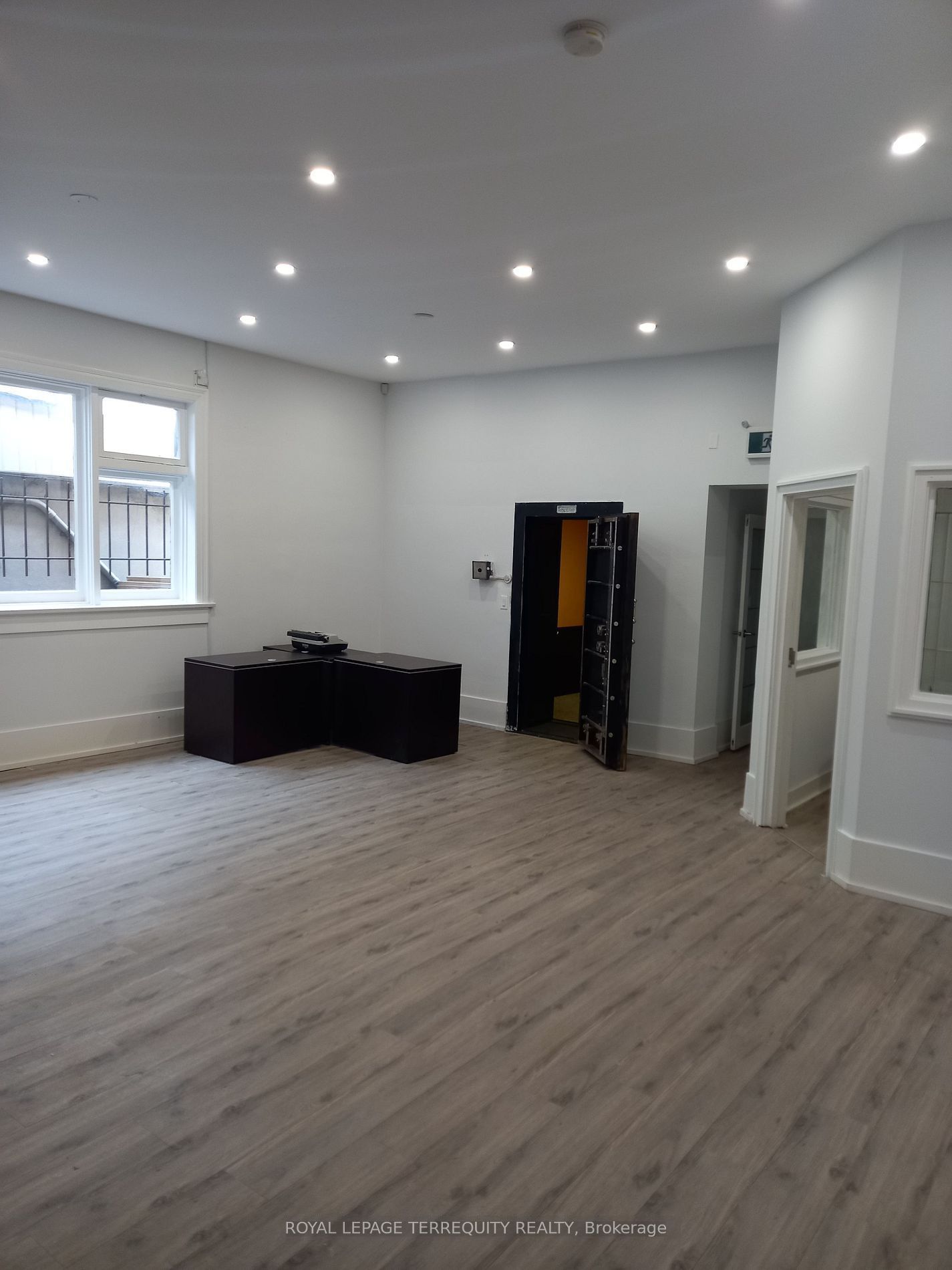 10111 Yonge St Property Photo 9