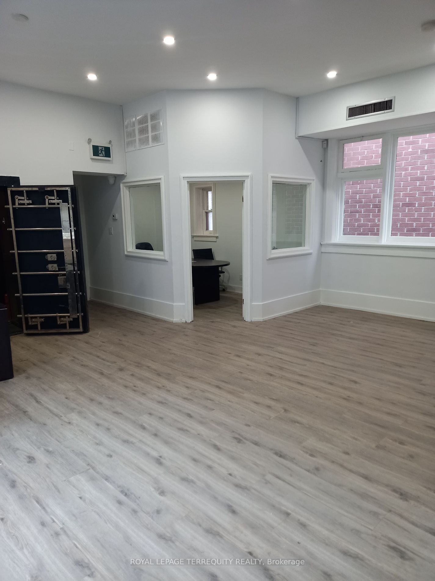 10111 Yonge St Property Photo 12