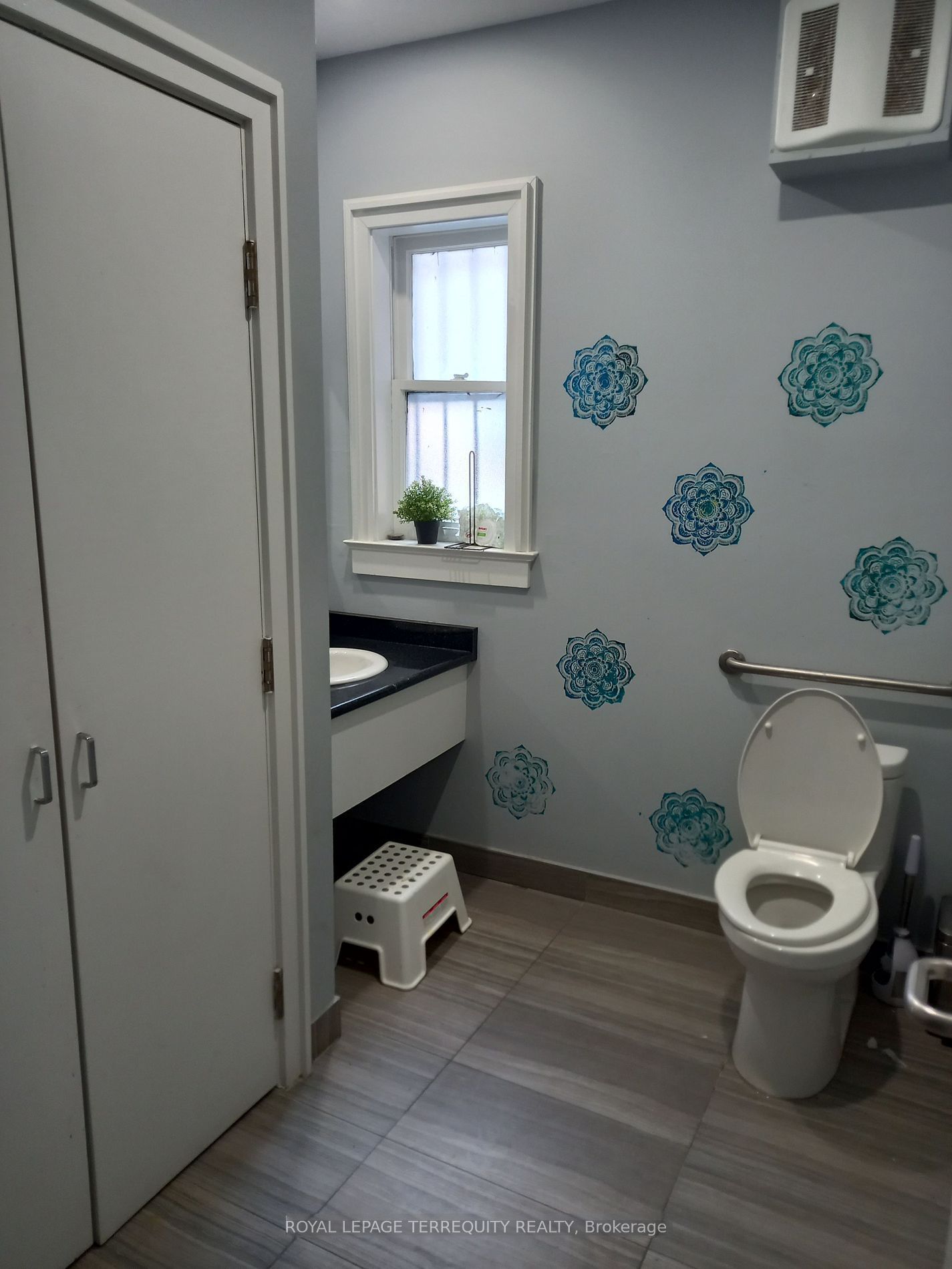 10111 Yonge St Property Photo 13