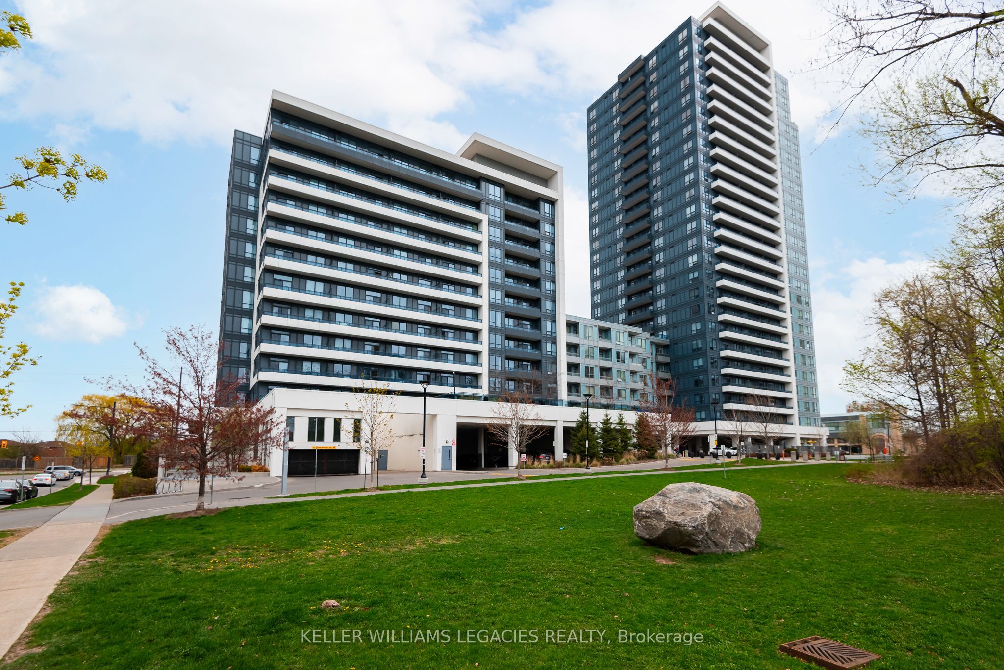 #2003 - 7890 Bathurst Street Property Photo 1