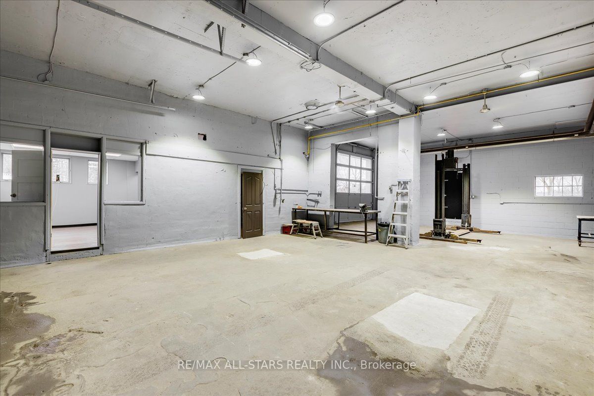 11874 Woodbine Ave Property Photo 6