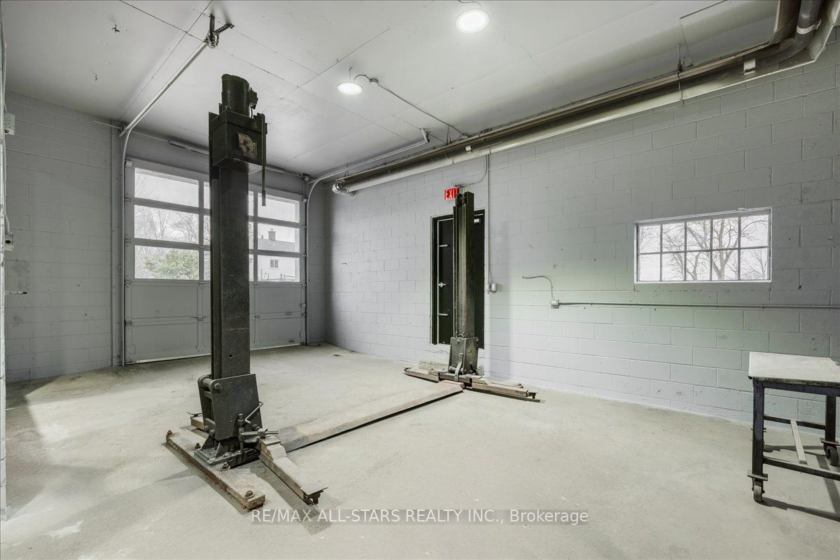 11874 Woodbine Ave Property Photo 7