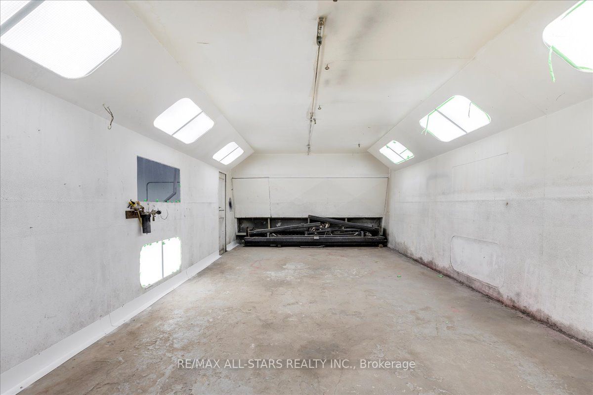 11874 Woodbine Avenue Property Photo 12