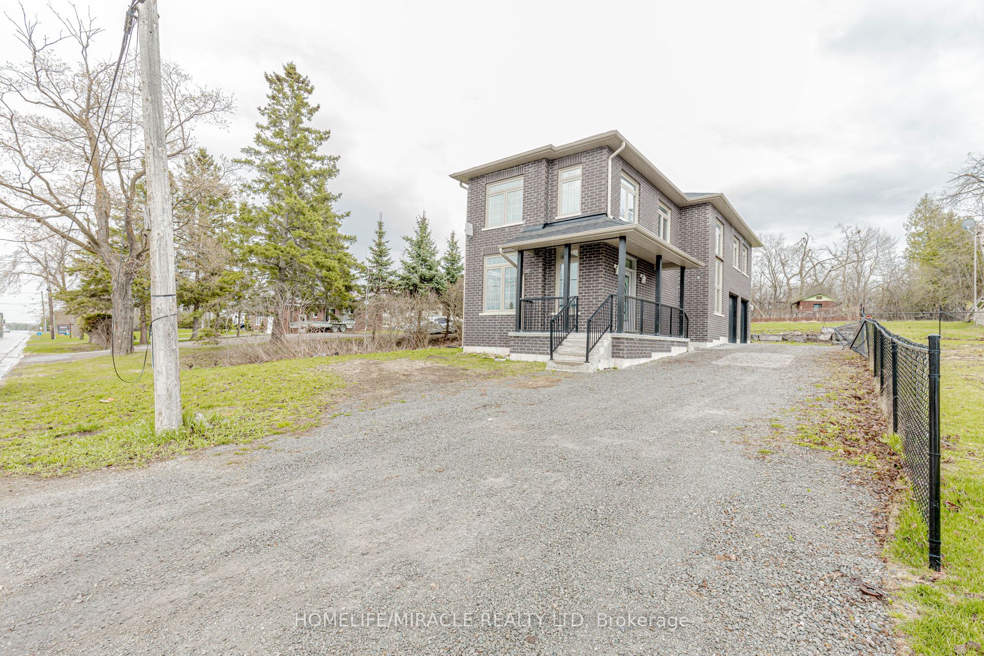 637 Simcoe Street Property Photo