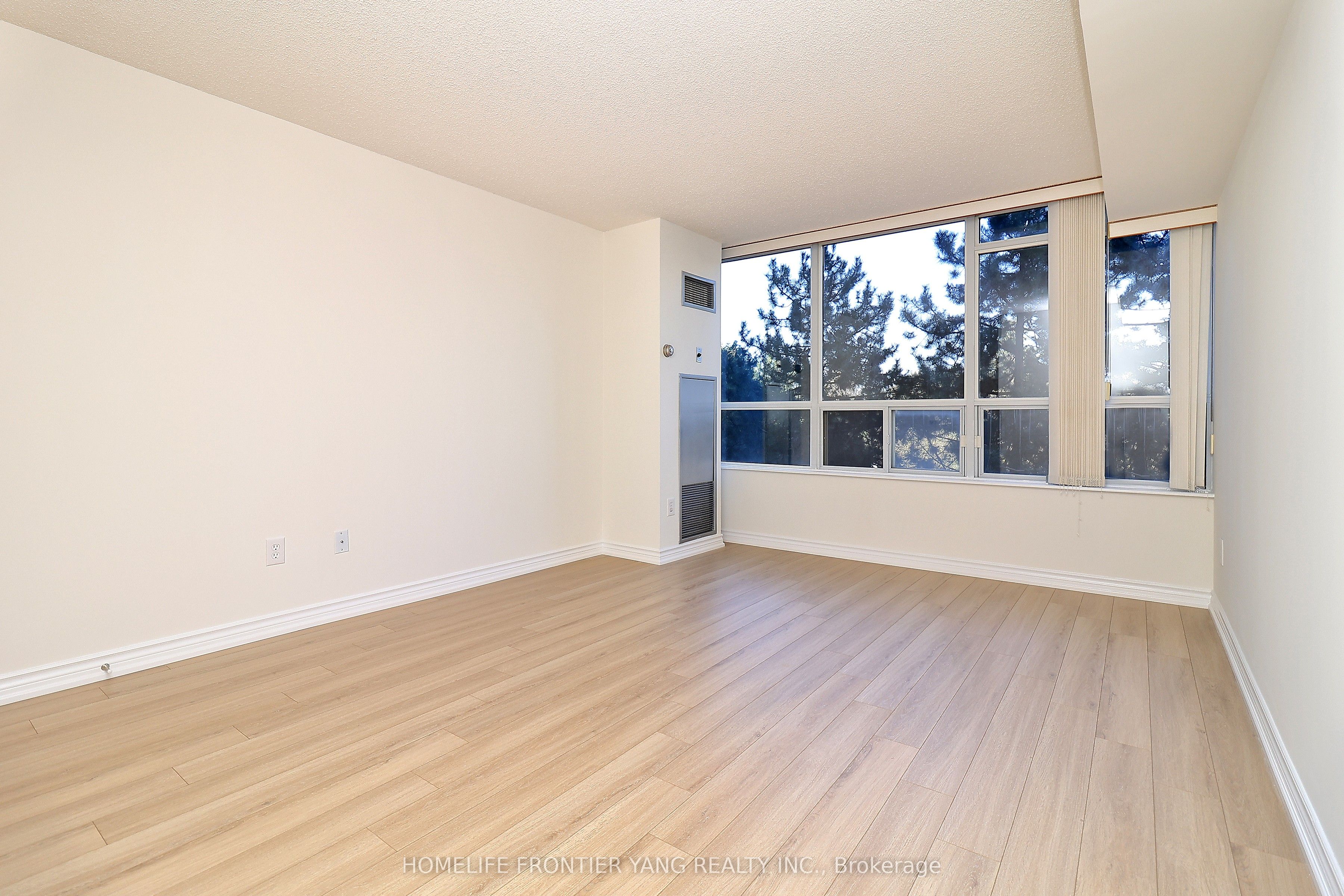 11 Townsgate Dr Property Photo 11