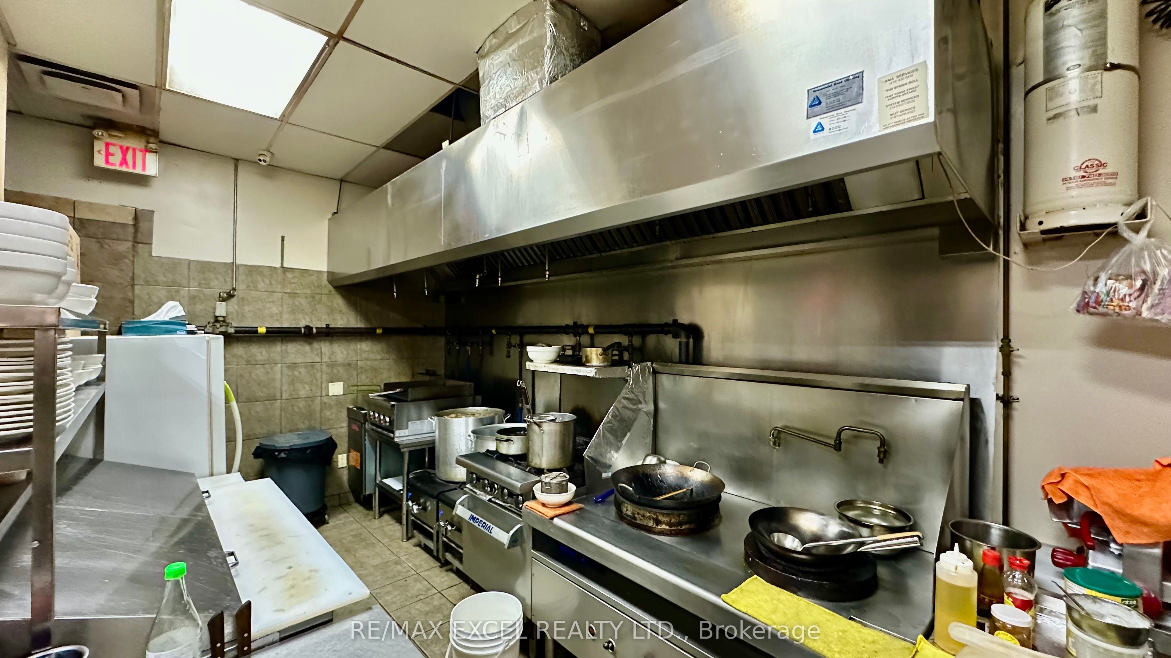 15461 Yonge St Property Photo 8