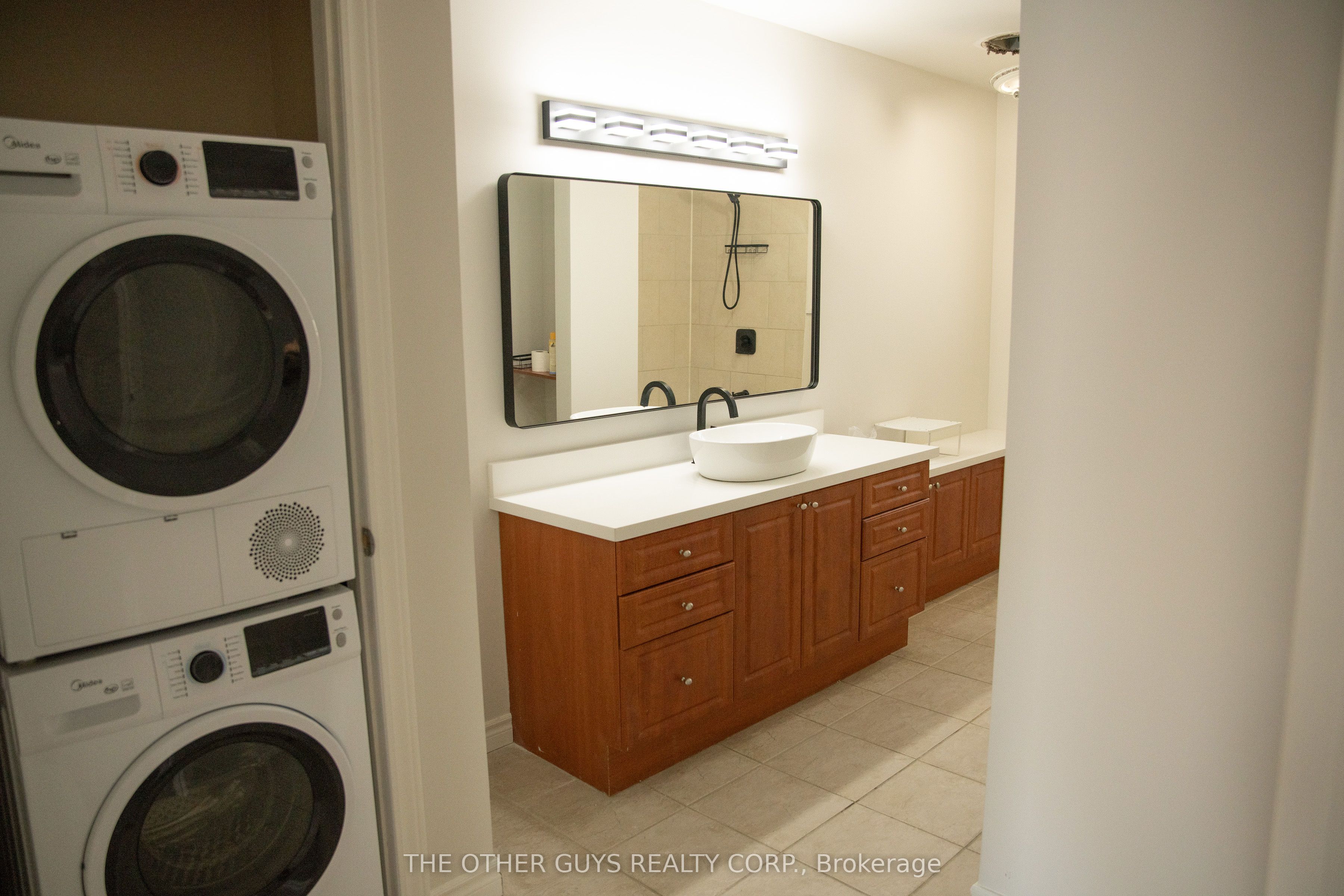 #upper - 244 Barrie Street Property Photo 16