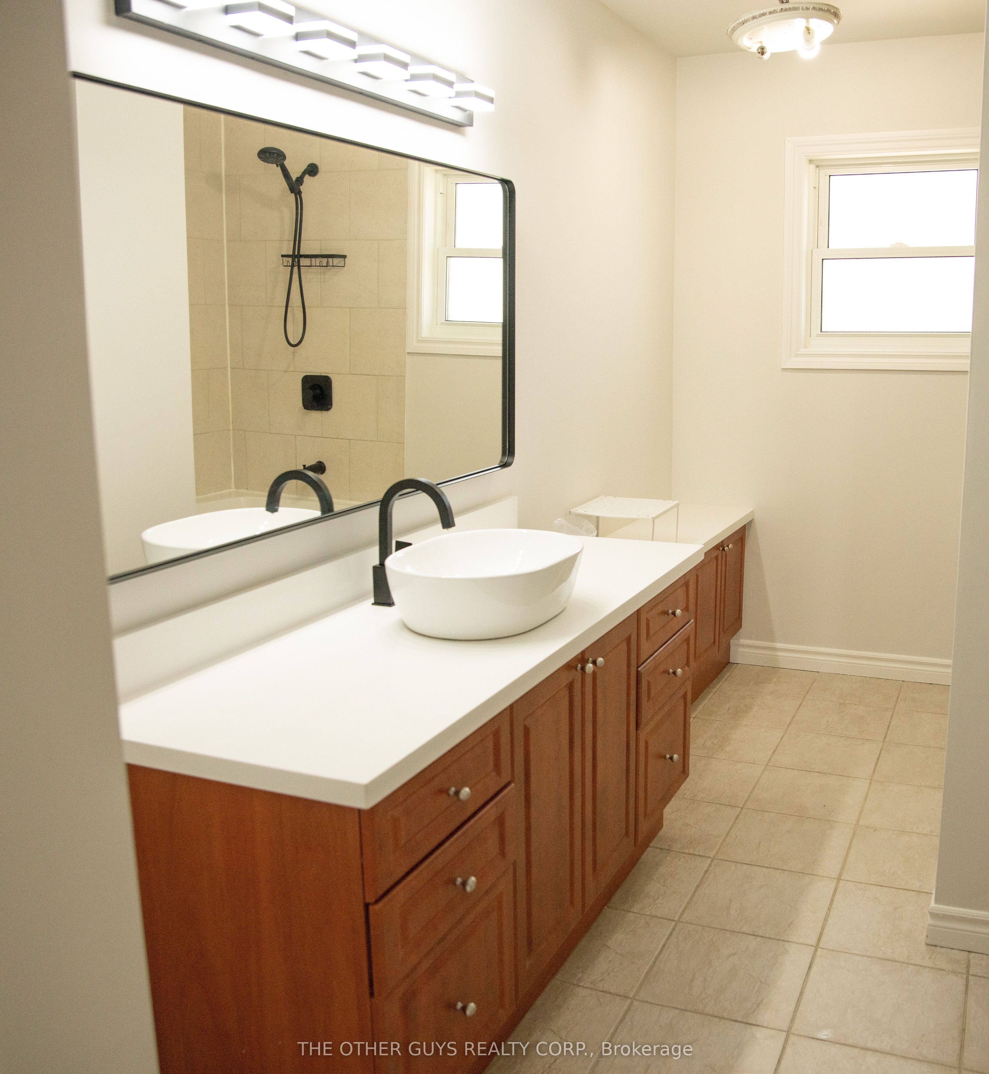 #upper - 244 Barrie Street Property Photo 17