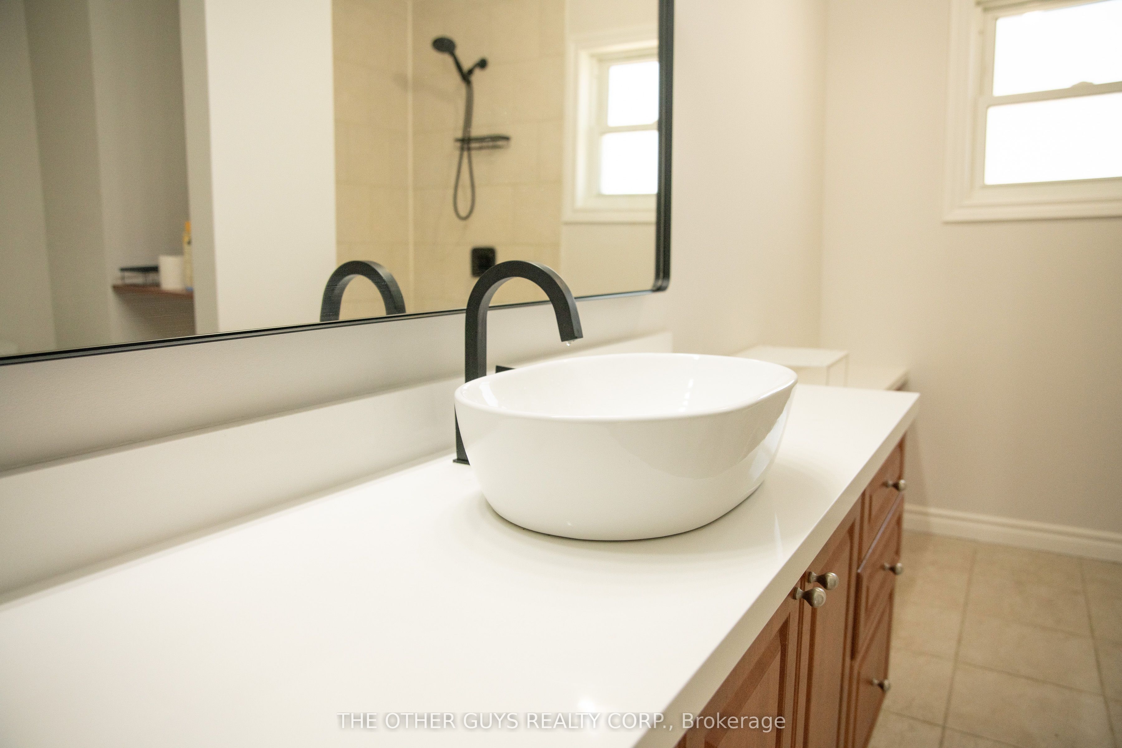 #upper - 244 Barrie Street Property Photo 18