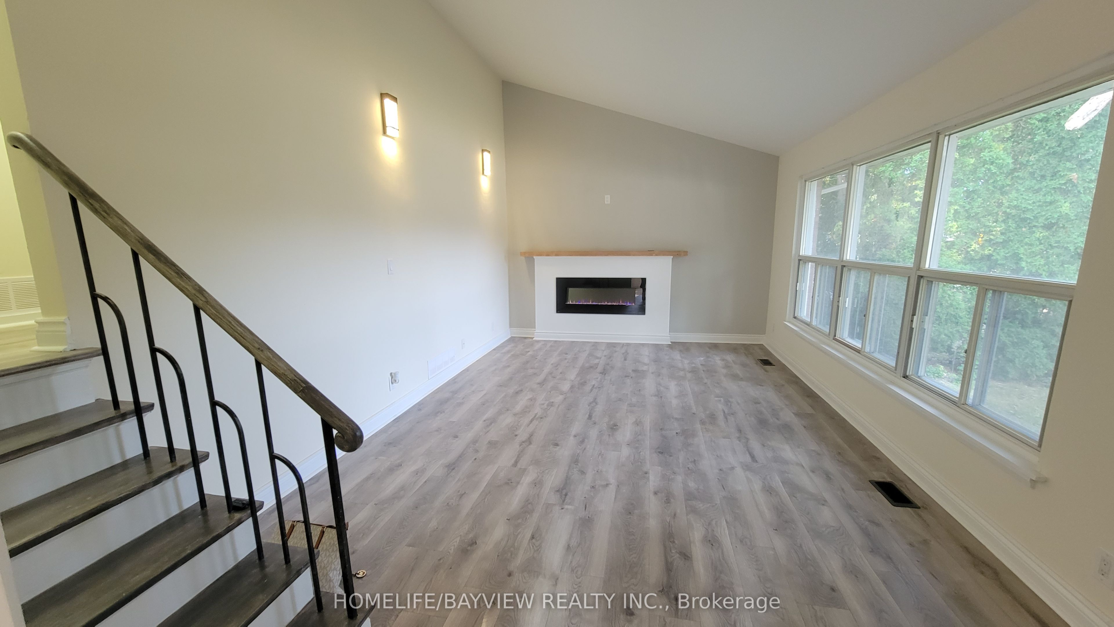 325 Paliser Crescent S Property Photo 5
