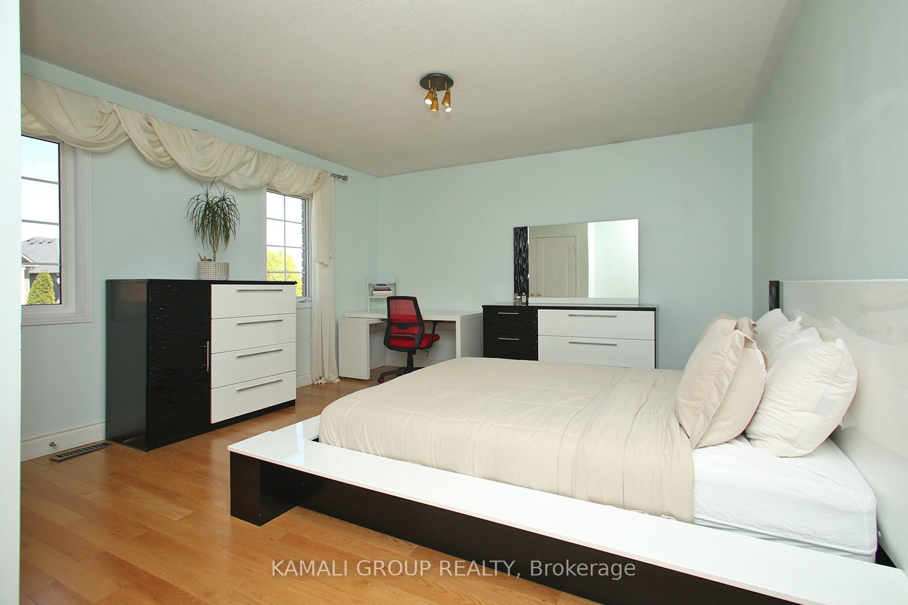 6 Glenis Gate Property Photo 24