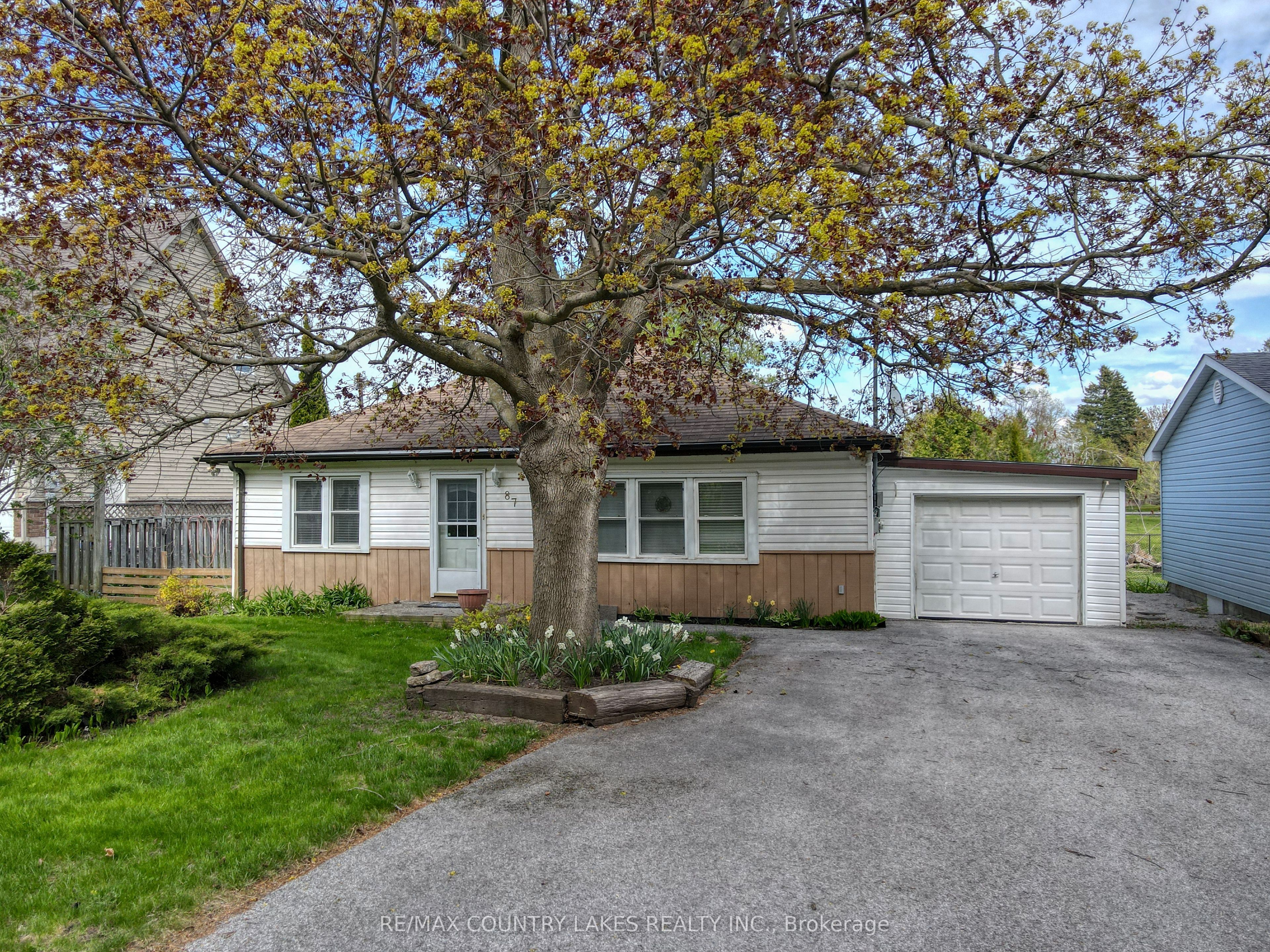 87 Grew Blvd Property Photo 1