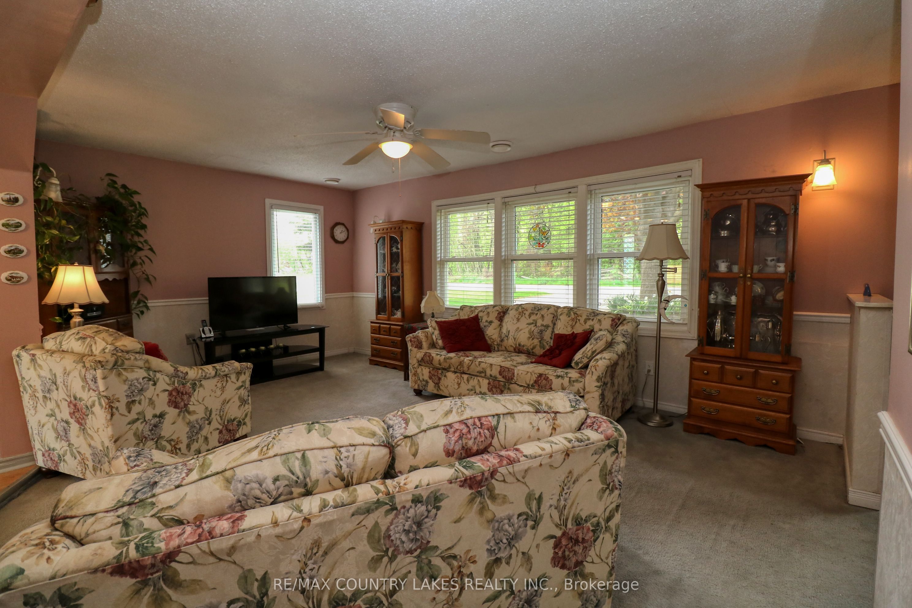 87 Grew Blvd Property Photo 4