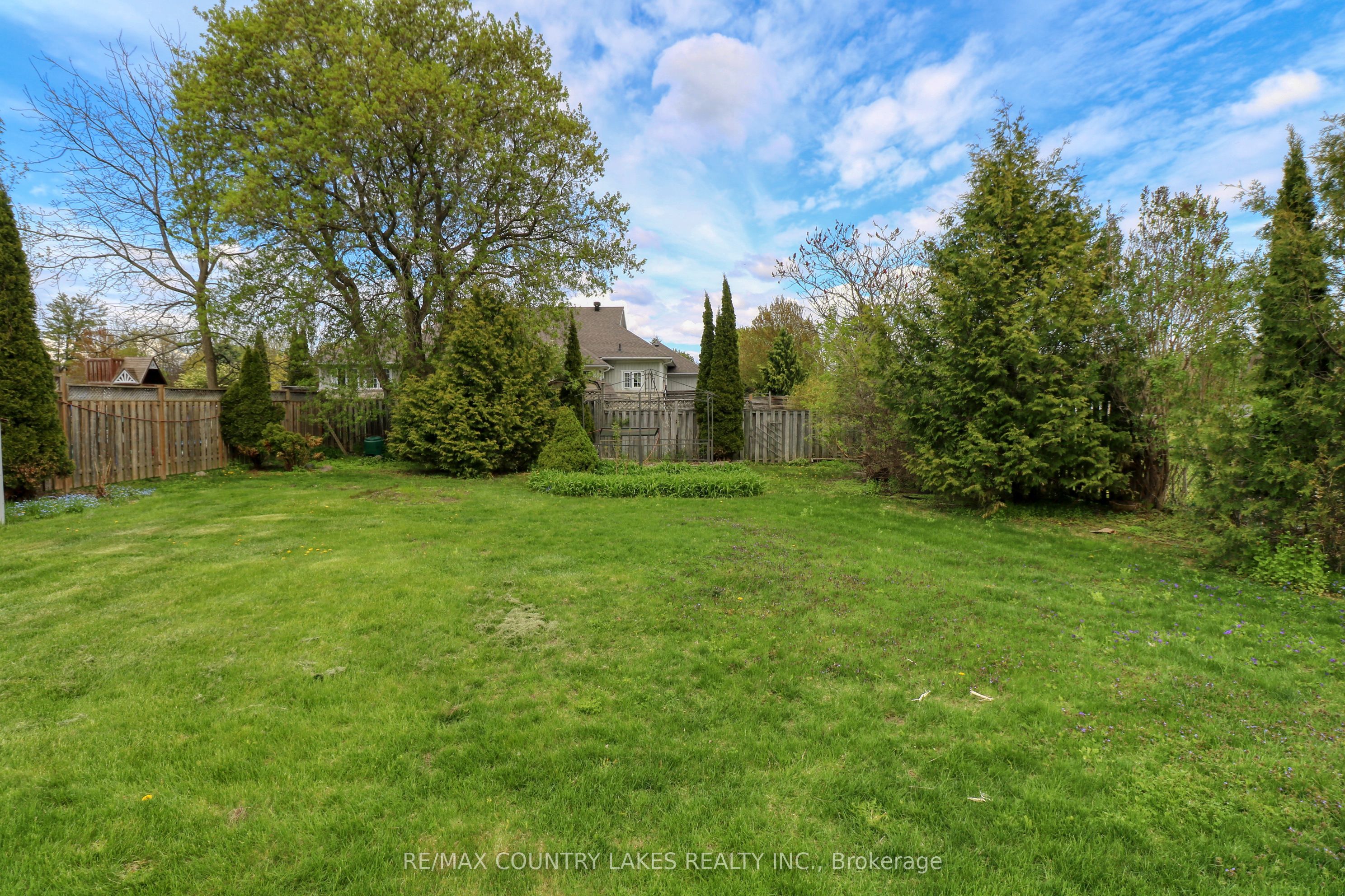87 Grew Blvd Property Photo 13