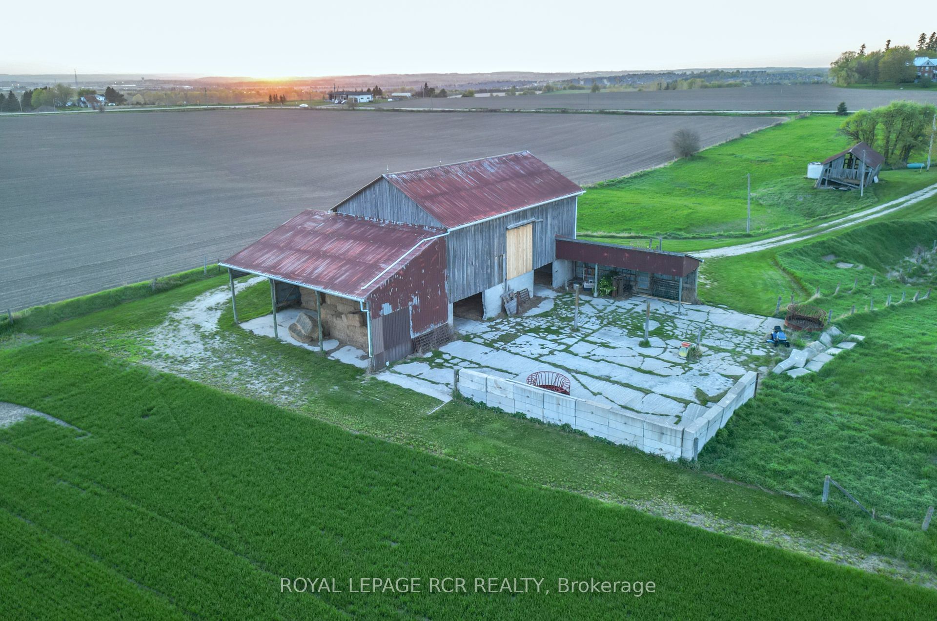 6049 13th Line Property Photo 6