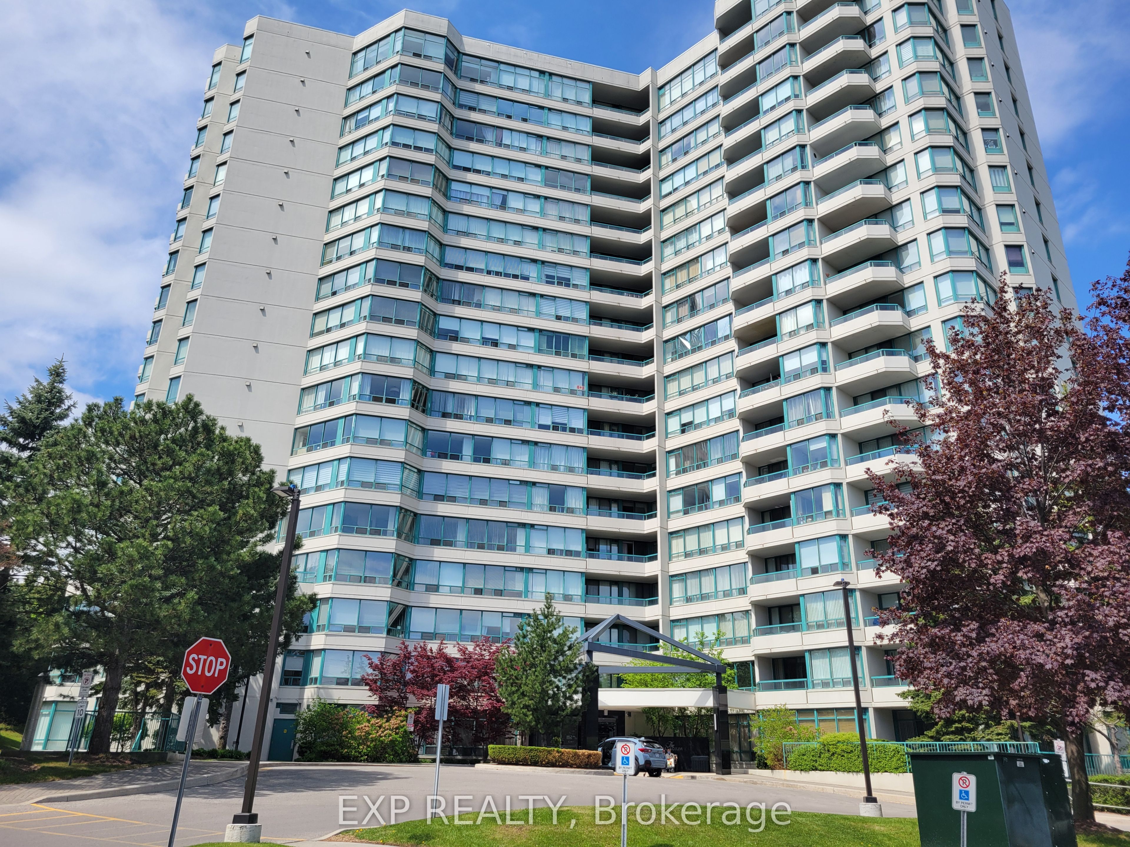 7250 Yonge St Property Photo