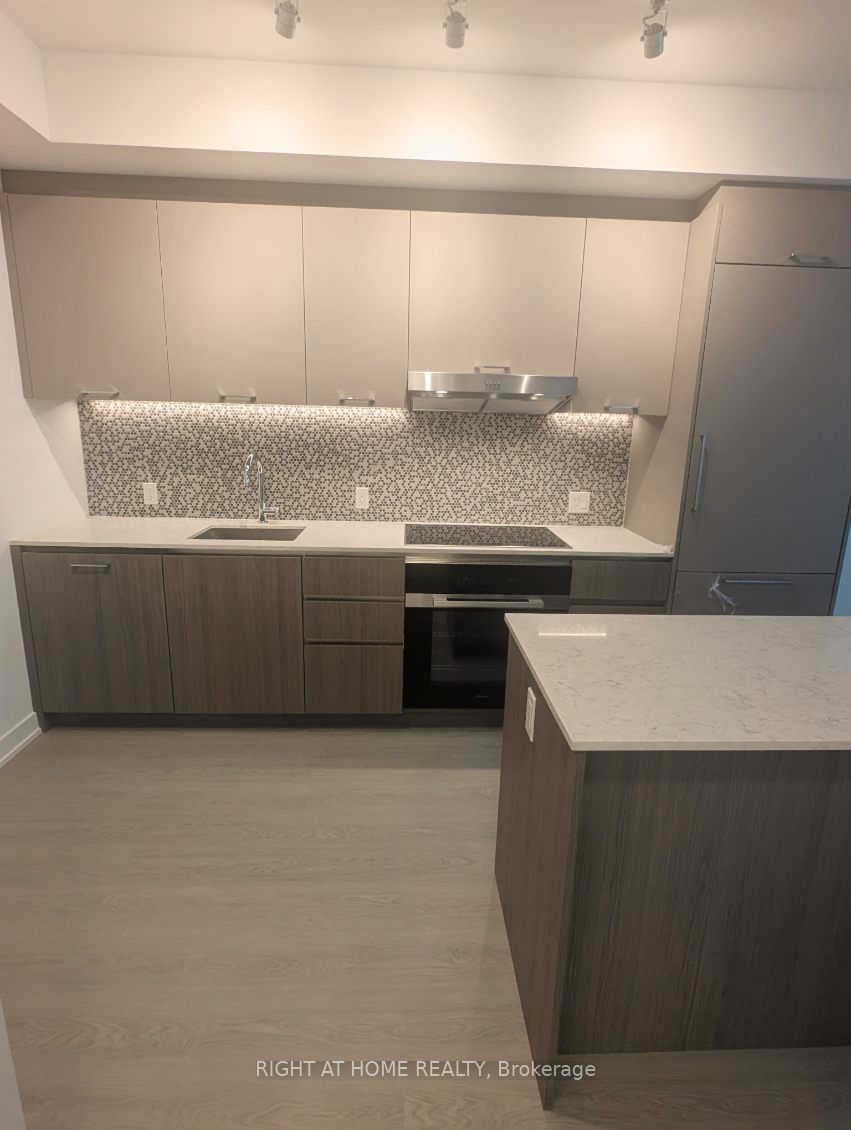 8188 Yonge St Property Photo