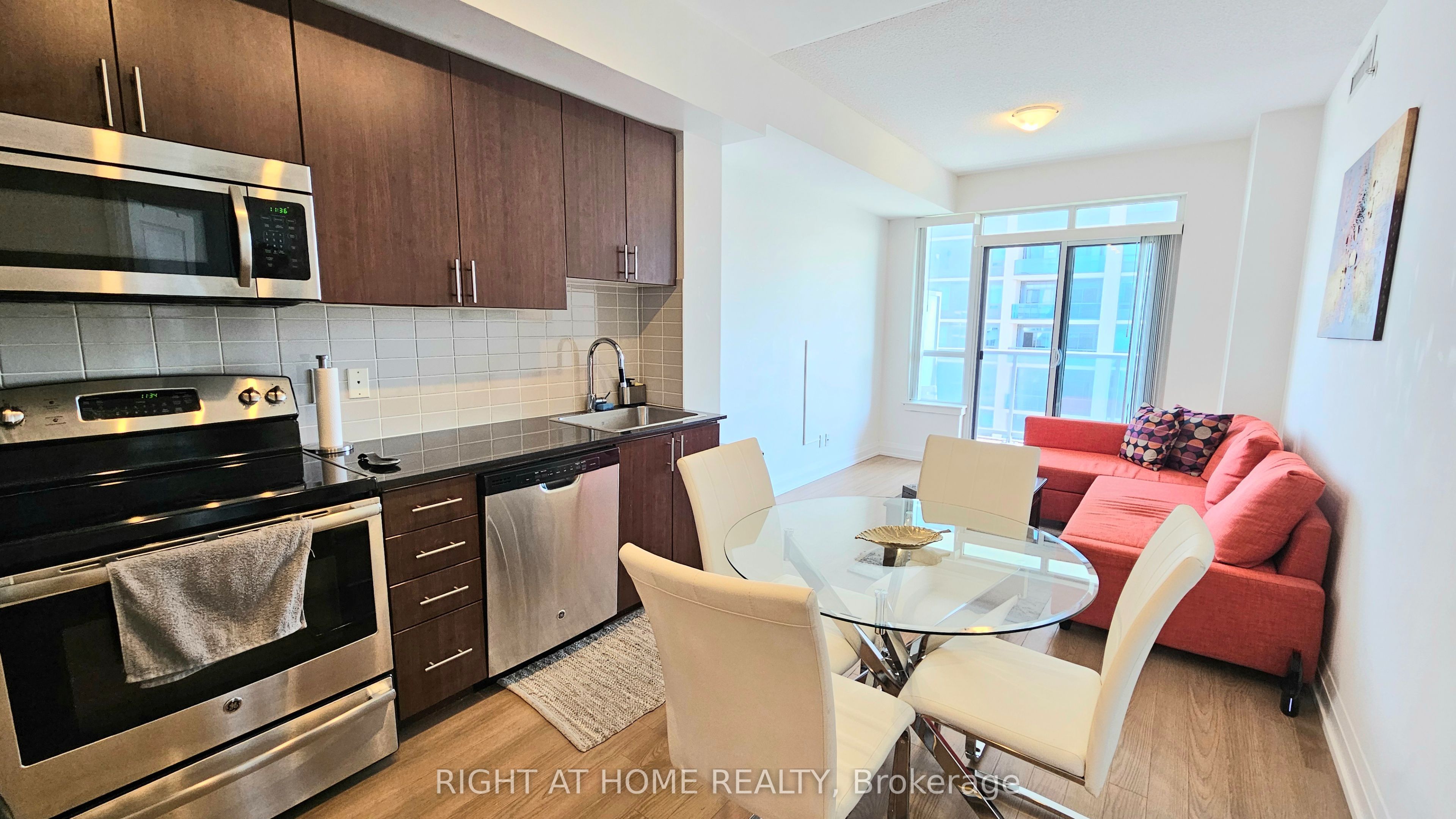 7161 Yonge St Property Photo