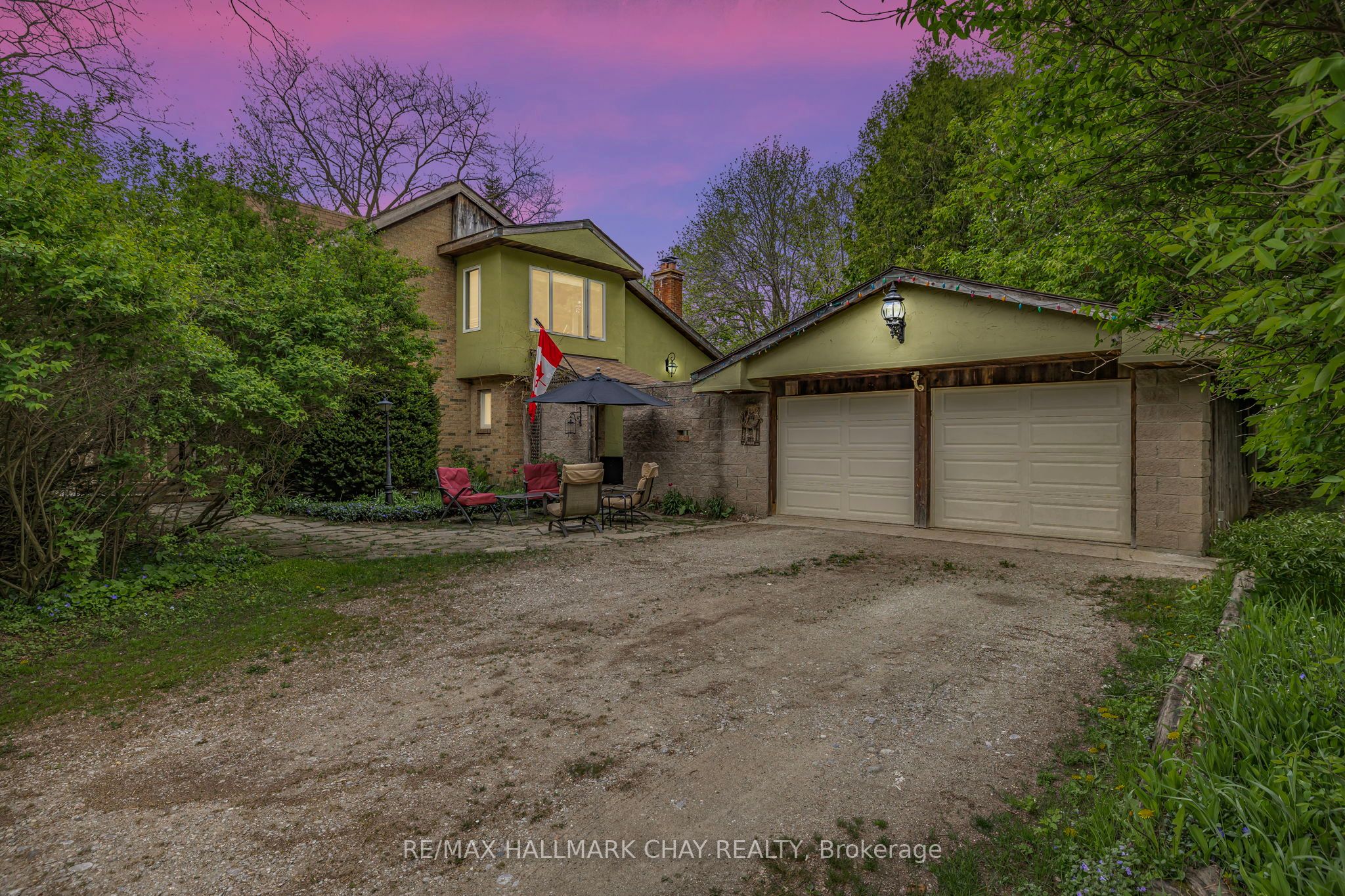 6402 9th Line Property Photo 1