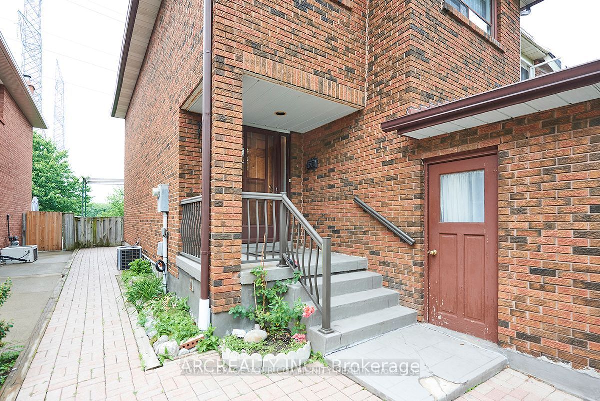 28 Oakmount Crescent Property Photo 2