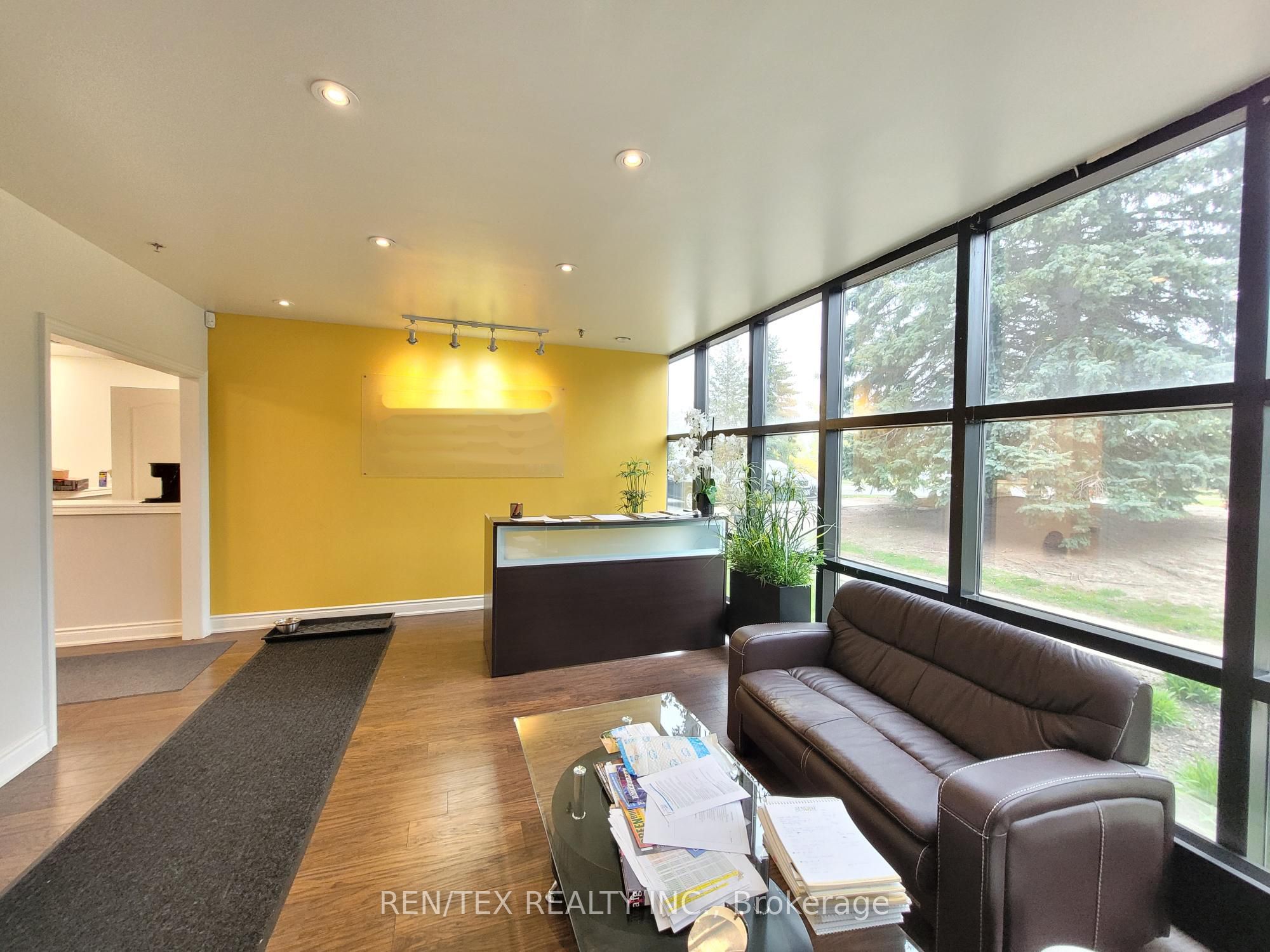 #100 - 50 West Wilmot Street Property Photo 2