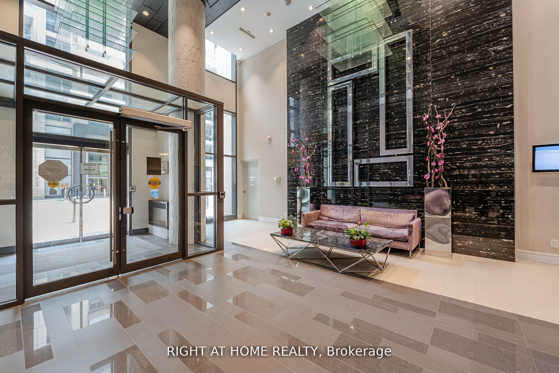 #1709 - 9205 Yonge Street Property Photo 2