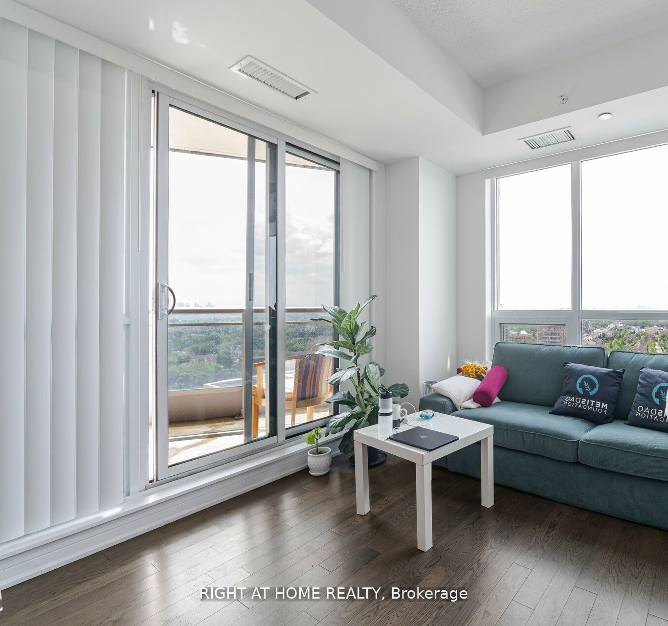 #1709 - 9205 Yonge Street Property Photo 8